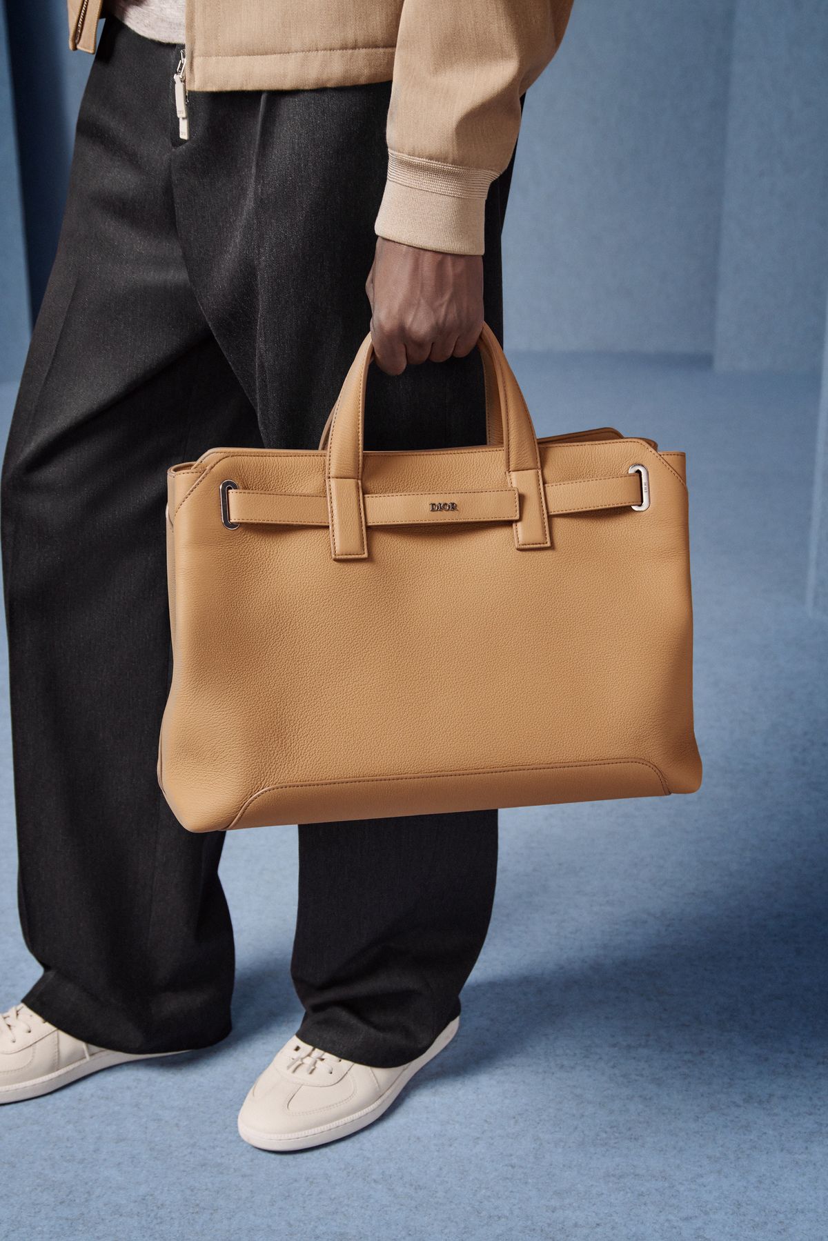 트윌 필드 재킷, 럭비 폴로셔츠, 트윌 팬츠, B01 매치포인트 테니스 스니커즈, 디올 프리베 쇼퍼백 모두 가격 미정 디올 맨.