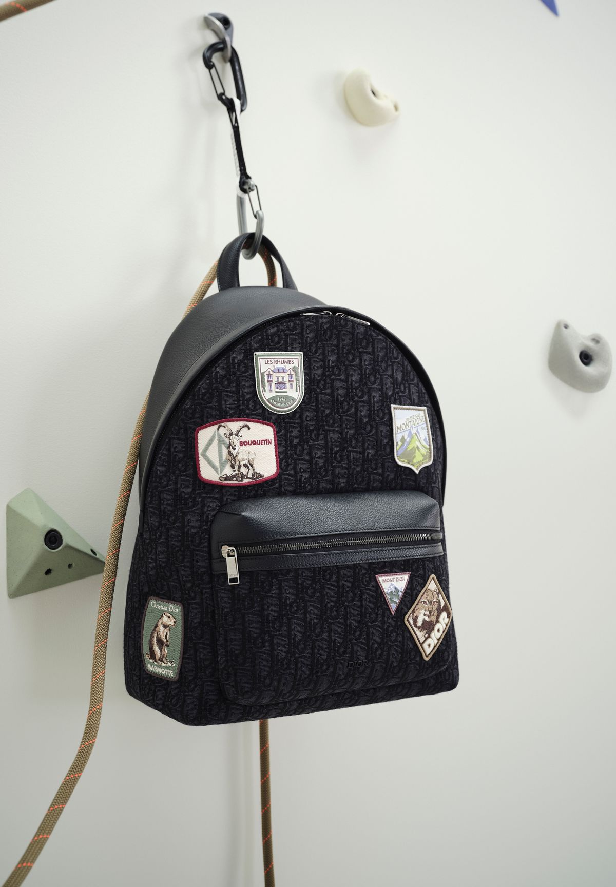 체크 포플린 셔츠, 캐시미어 크루넥 스웨터, 롤넥 톱, 울 트윌 팬츠, 디올 슬릭락 부츠, 체크 이어 플랩, 패치 백팩 모두 가격 미정 디올 맨.