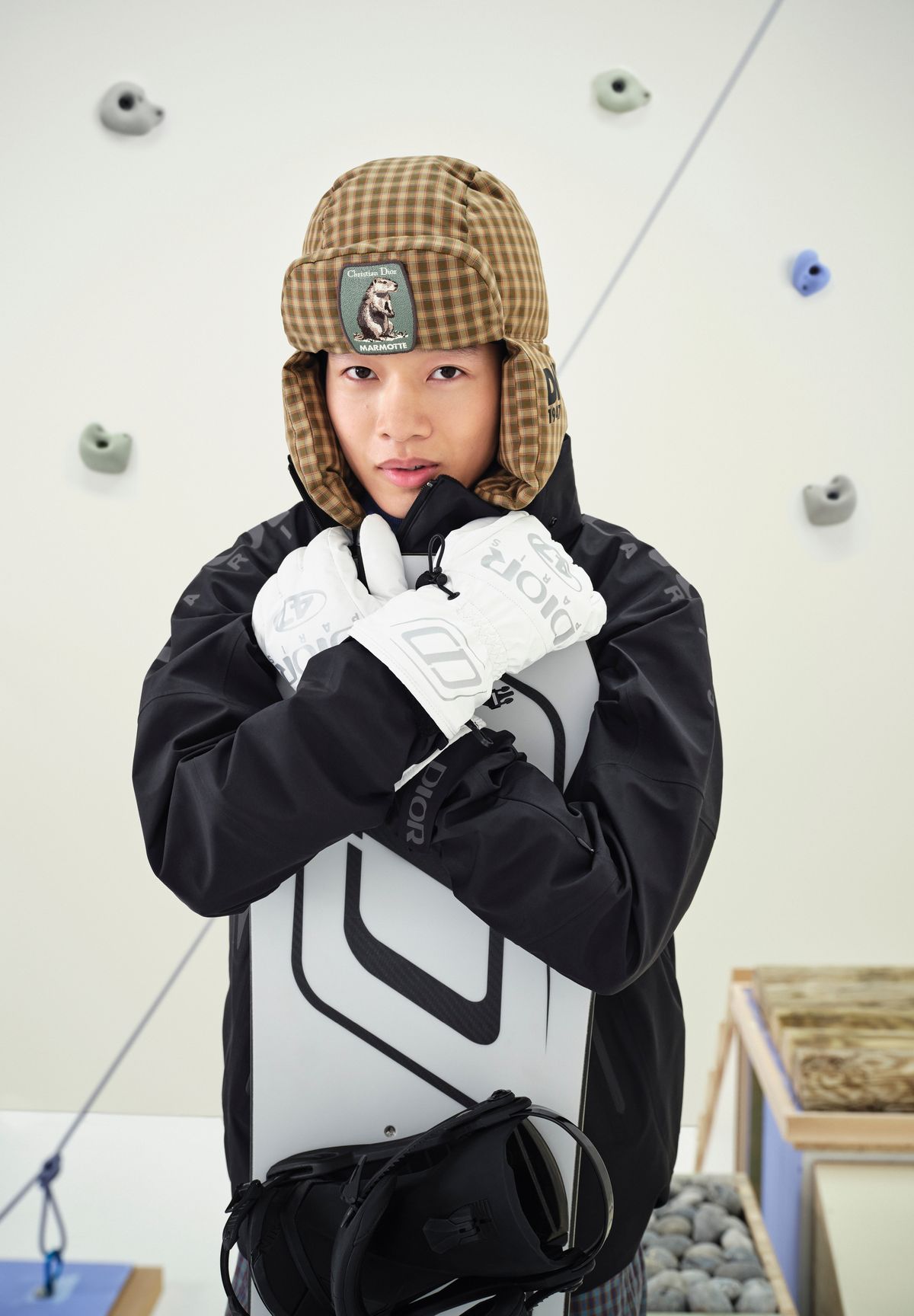 테크니컬 셸 재킷, 조거 팬츠, 체크 이어 플랩, 글러브, 클라우드 댄서 스노보드 모두 가격 미정 디올 맨. 