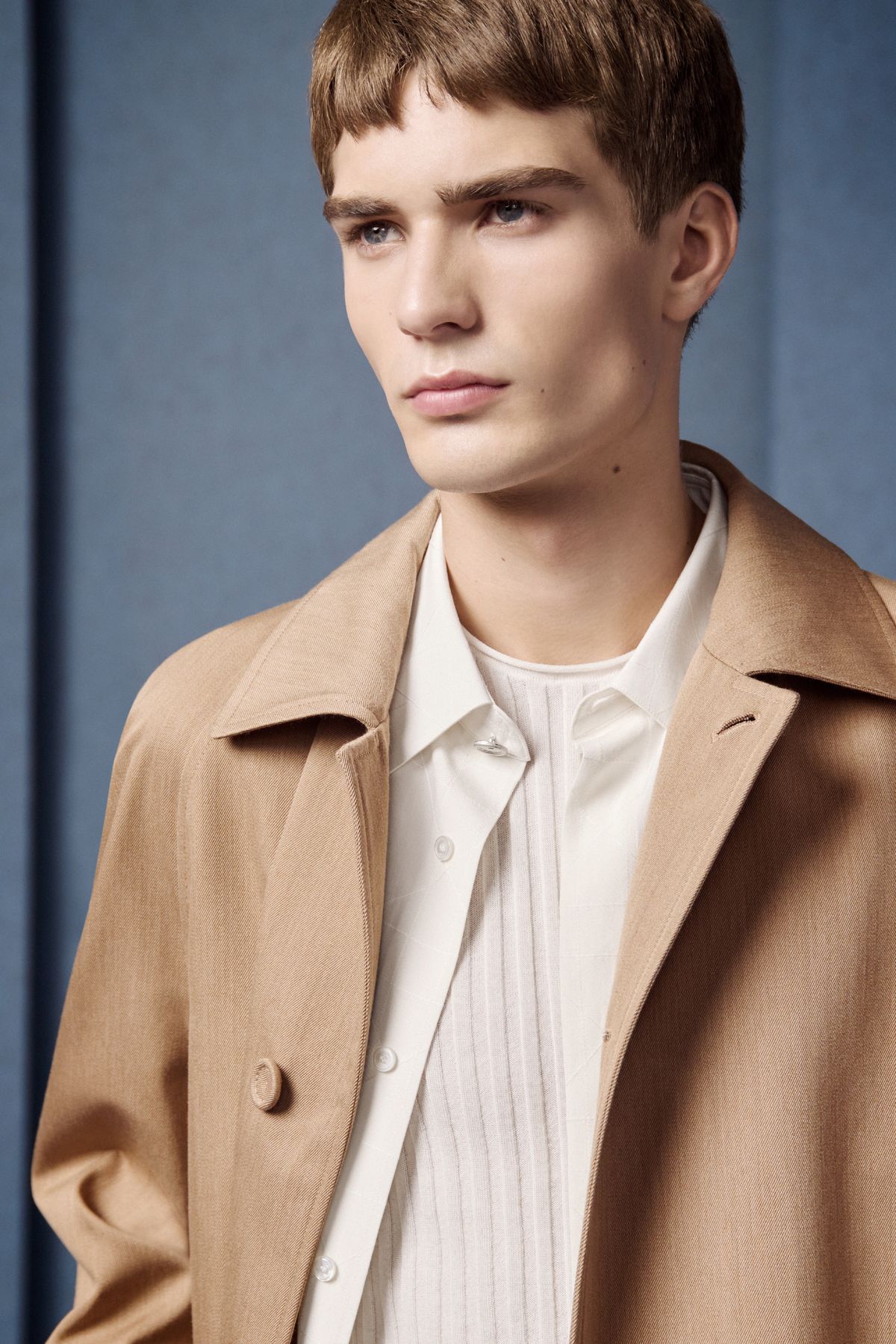 디컨스트럭티드 코트, 실크 캔버스 셔츠, 니트 티셔츠 모두 가격 미정 디올 맨. 