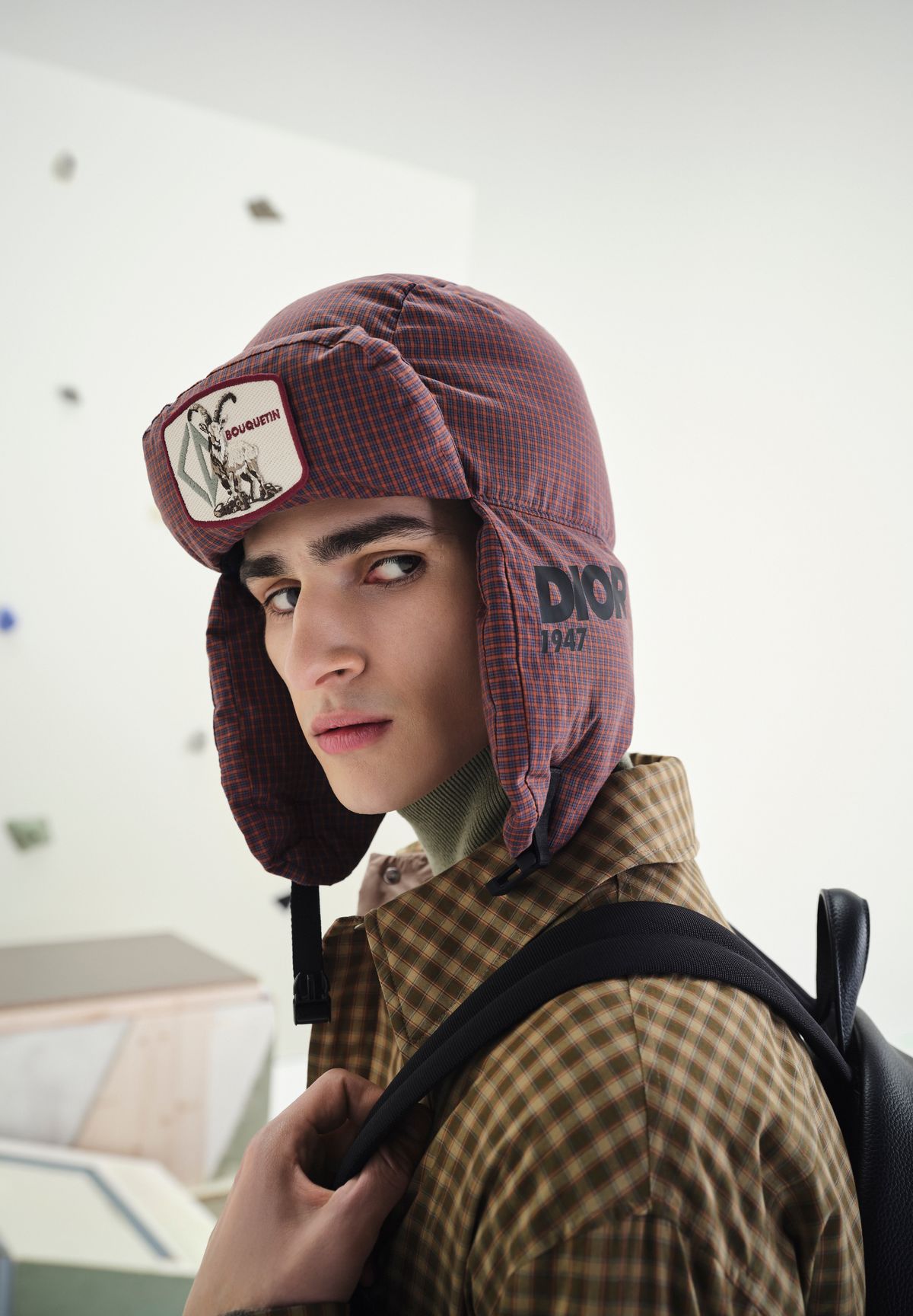 체크 포플린 셔츠, 캐시미어 크루넥 스웨터, 롤넥 톱, 울 트윌 팬츠, 디올 슬릭락 부츠, 체크 이어 플랩, 패치 백팩 모두 가격 미정 디올 맨.