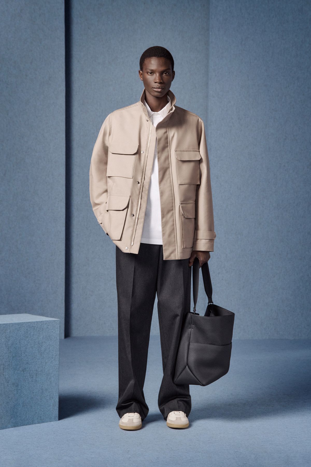 블루종, 니트 티셔츠, 개버딘 팬츠, B01 매치포인트 테니스 스니커즈, 디올 노르망디 토트백 모두 가격 미정 디올 맨.