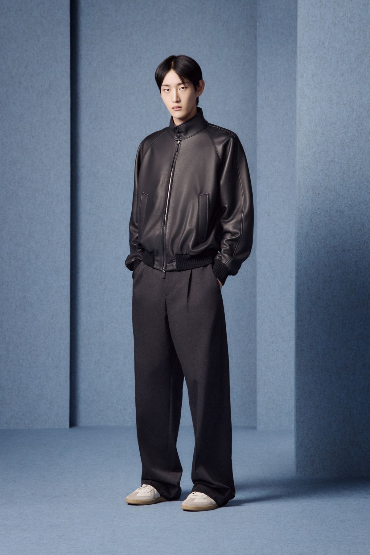 레더 해링턴 블루종, 개버딘 팬츠, B01 매치포인트 테니스 스니커즈 모두 가격 미정 디올 맨.