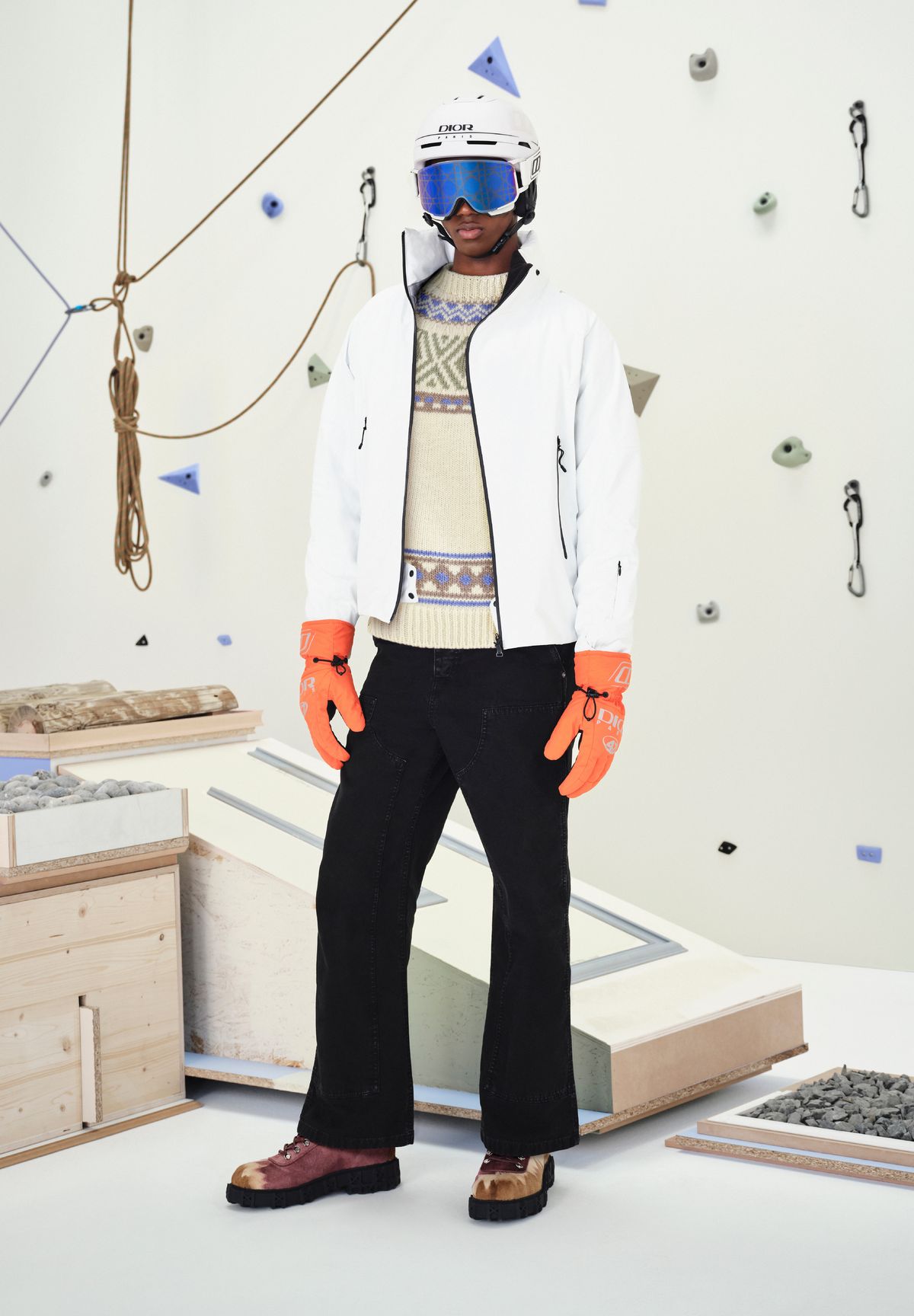 테크니컬 셸 재킷, 울 자카르 크루넥 스웨터, 카펜터 팬츠, 디올 슬릭락 더비 슈즈, 클라우드 댄서 스키 헬멧, 스키 고글, 글러브 모두 가격 미정 디올 맨. 