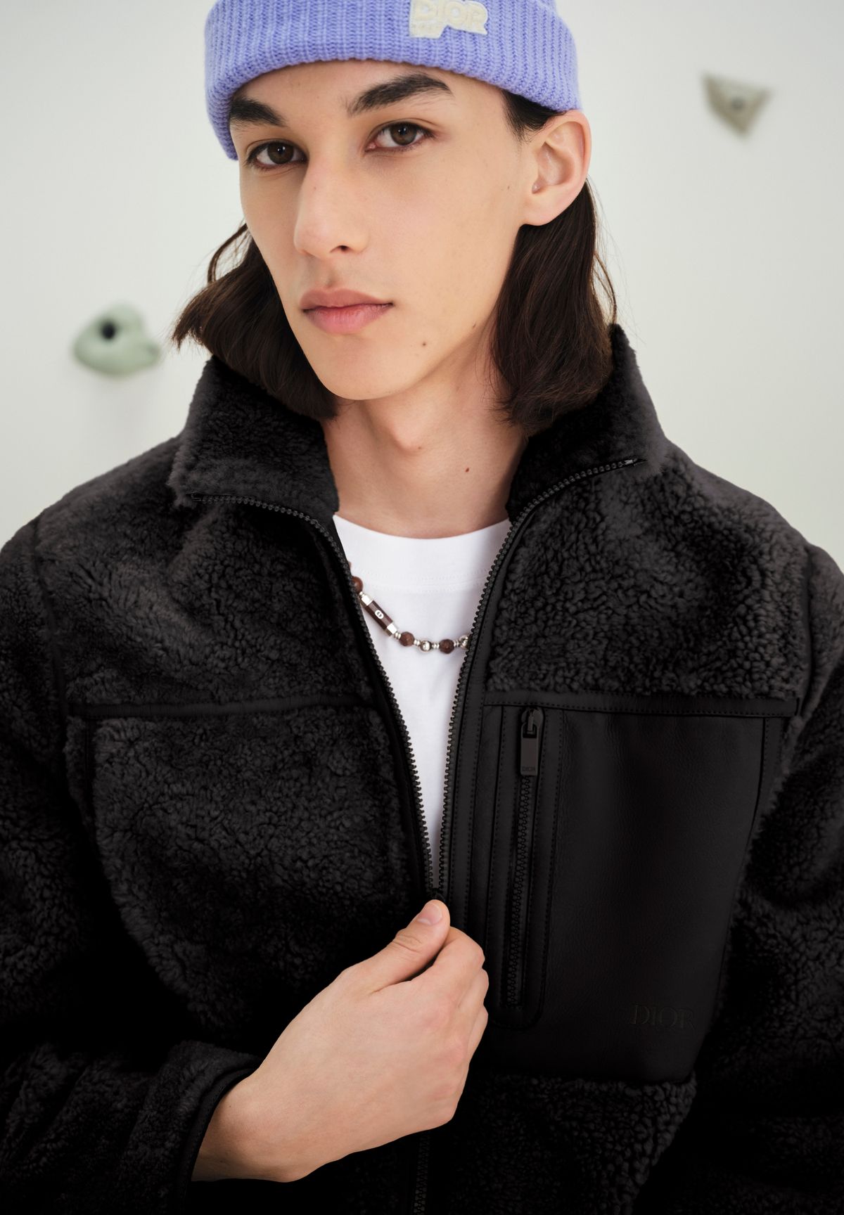 램 퍼 블루종, 티셔츠, 울 비니, 네크리스 모두 가격 미정 디올 맨.