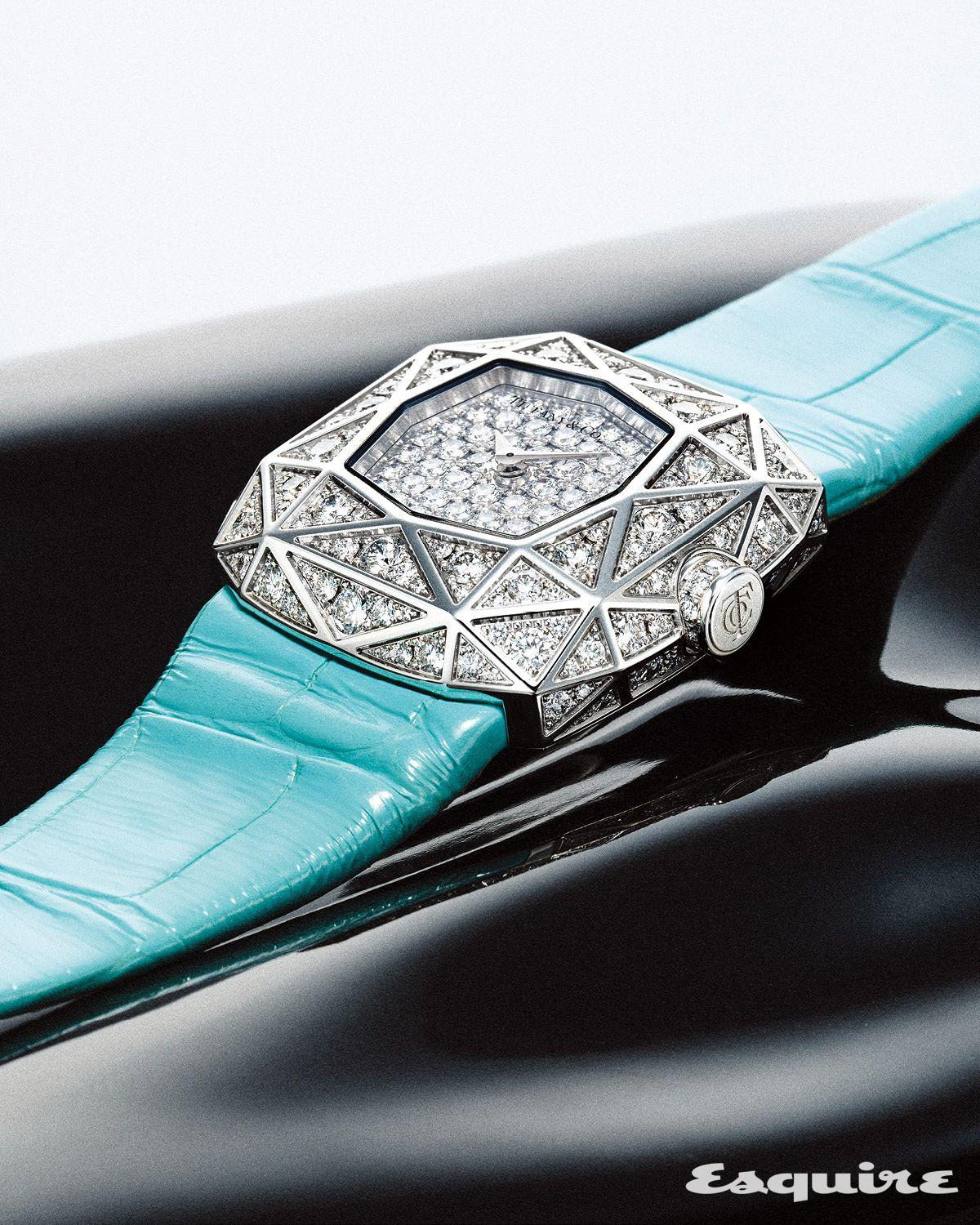 다이아몬드의 패싯을 형상화한 30mm 케이스에 총 2캐럿, 192개의 라운드 브릴리언트 다이아몬드를 장식했다. 캐럿 128 패싯 워치 가격 미정 티파니.