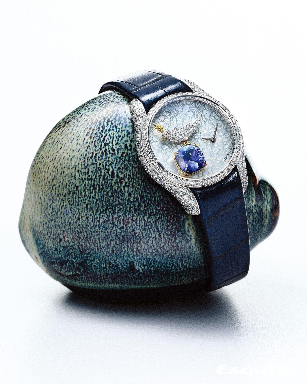 플로럴 패턴 MOP 다이얼 위에 2캐럿의 쿠션 컷 탄자나이트를 올렸다. 36mm 화이트 골드 케이스에 587개의 다이아몬드를 정교하게 세팅한 쟌 슐럼버제 바이 티파니 버드 온 어 락 레거시 워치 가격 미정 티파니.