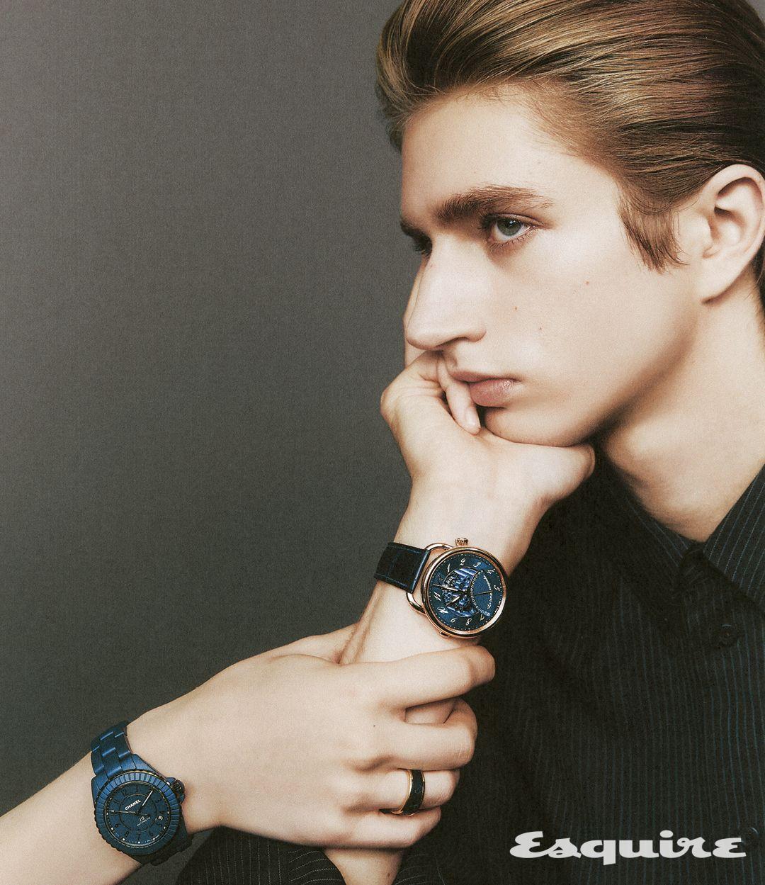 매트 블루 세라믹이 돋보이는 J12 블루 칼리버 12.1 38MM 가격 미정 샤넬 워치. 약지에 착용한 레 가스통 비통 퍼즐 링 가격 미정 루이 비통. 로즈 골드 케이스와 악어가죽 스트랩을 매치한 아쏘 르 땅 서스팡뒤 가격 미정 에르메스. 셔츠 가격 미정 펜디.