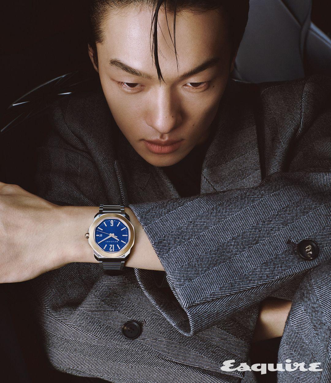 새틴 폴리싱 처리한 스틸 케이스에 로즈 골드 베젤, 블루 클루 드 파리 다이얼을 매치해 세련미를 강조한 옥토 로마 워치 1420만원 불가리. 재킷, 팬츠 모두 가격 미정 페라가모.