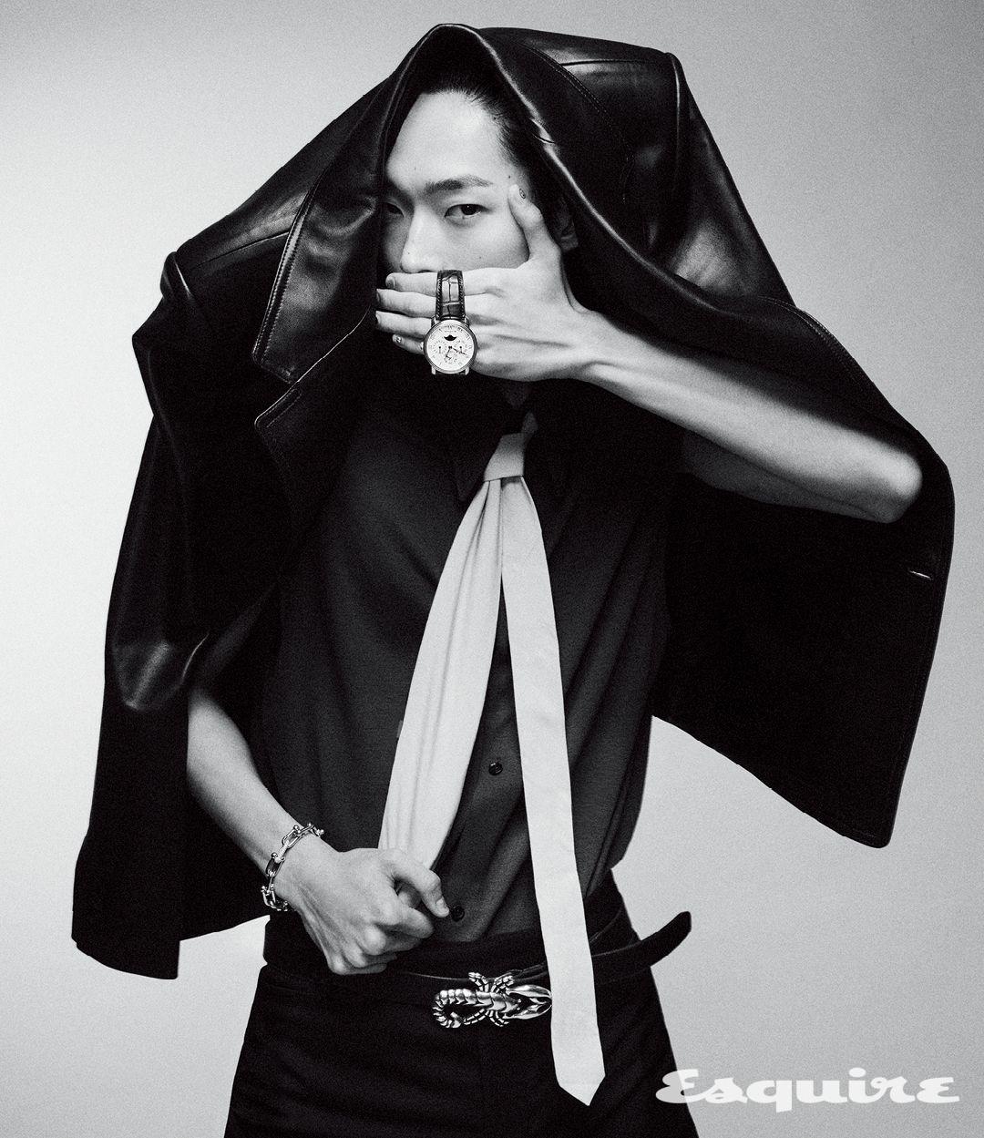 42mm 레드 골드 케이스에 화이트 에나멜 다이얼을 매치한 빌레레 퍼페추얼 캘린더 8데이즈 워치 9900만원대 블랑팡. 레더 재킷, 실크 셔츠, 팬츠, 타이 모두 가격 미정 아미리. 벨트 가격 미정 아워레가시. 다이아몬드로 장식한 하드웨어 라지 링크 옐로 골드 브레이슬릿 가격 미정 티파니.