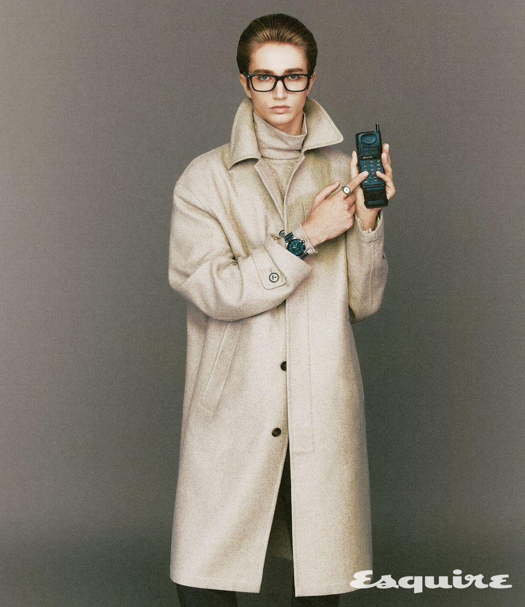 그린 다이얼의 컨스텔레이션 41MM 워치 1400만원대 오메가. 레 가스통 비통 시그넷 링 가격 미정 루이 비통. 코트, 터틀넥 톱 모두 가격 미정 토즈. 글래스 가격 미정 생 로랑 by 안토니 바카렐로.