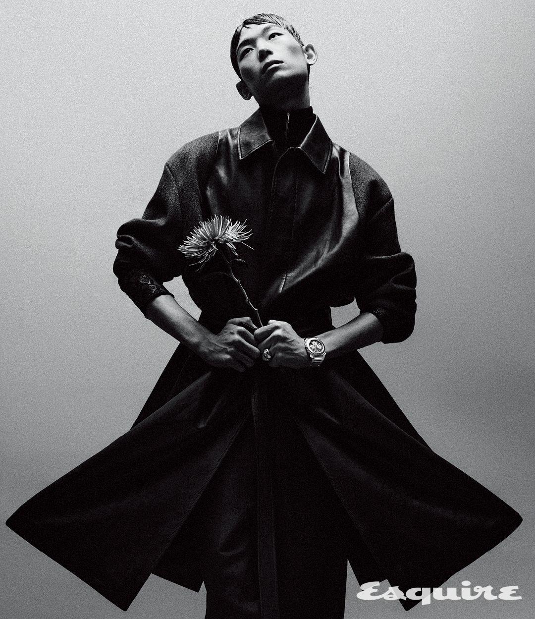 43mm 케이스에 크로노그래프 GMT 무브먼트를 탑재한 옥토 피니씨모 크로노그래프 워치 2470만원, 오닉스와 다이아몬드로 장식한 디바스 드림 이어링 480만원대 모두 불가리. 레더 코트 1600만원대, 터틀넥 톱 200만원대, 팬츠 100만원대 모두 펜디. 다이아몬드를 파베 세팅한 앙티페 링 2000만원대 레포시. 돼지 모티브 링 에디터 소장품.