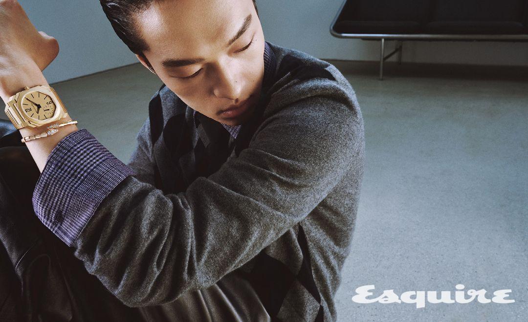 샌드블라스트 처리한 옐로 골드 케이스와 브레이슬릿으로 모던하게 완성한 옥토 피니씨모 오토매틱 워치 6700만원, 로즈 골드 세르펜티 바이퍼 브레이슬릿 1850만원 모두 불가리. 니트, 셔츠, 팬츠, 슈즈 모두 가격 미정 페라가모.