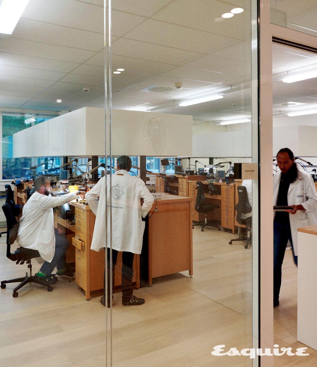  라 파브리크 뒤 텅의 워치메이커들.