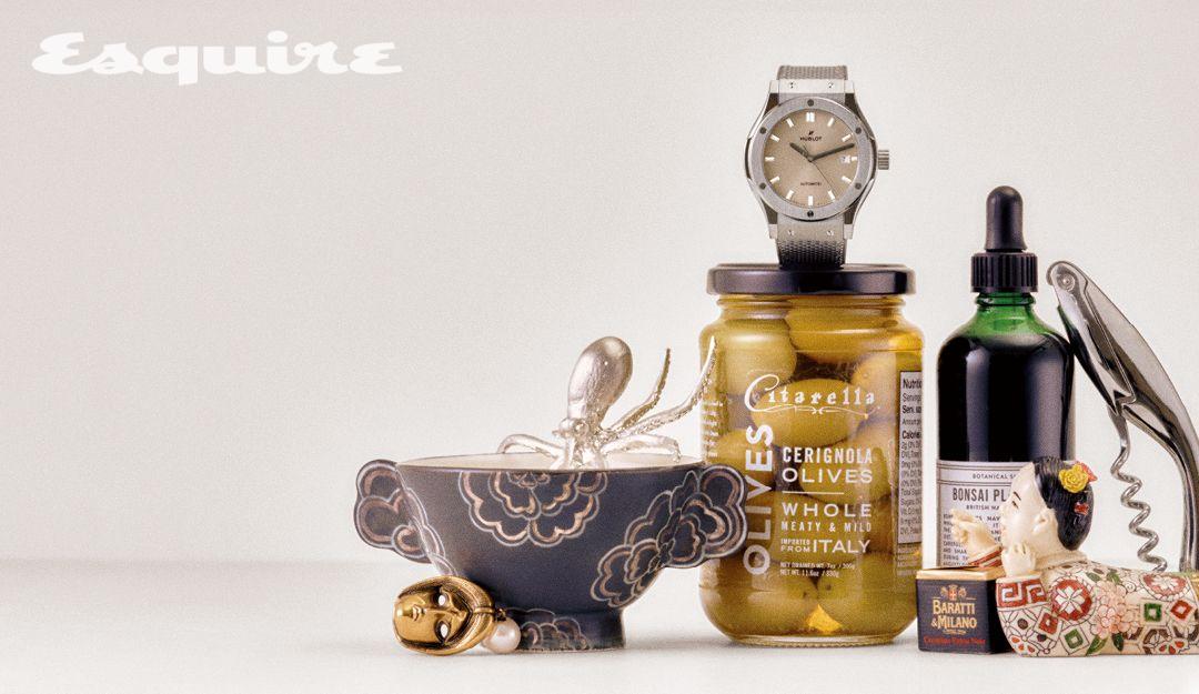 노사쿠 주석 문어 오브제. 샘 청 작가의 구름무늬 양이잔. 에트로 마스크 이어링. 위블로 클래식 퓨전 에센셜 토프 워치. 시타렐라 세리뇰라 올리브. 노포크 분재 영양제. 바라띠 & 밀라노 초콜릿. 조지 젠슨 와인 오프너. 홍콩 빈티지 마켓에서 산 도자기 인형.