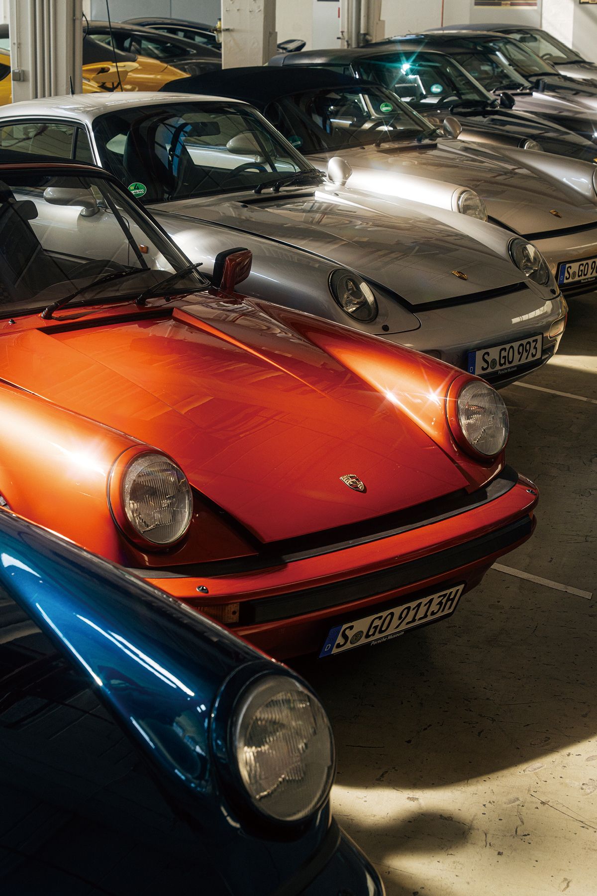 컬렉션 홀 안에는 여러 세대의 911이 함께 있다. 앞에서 네 번째 차량은 1992 카레라 2 스피드스터다.