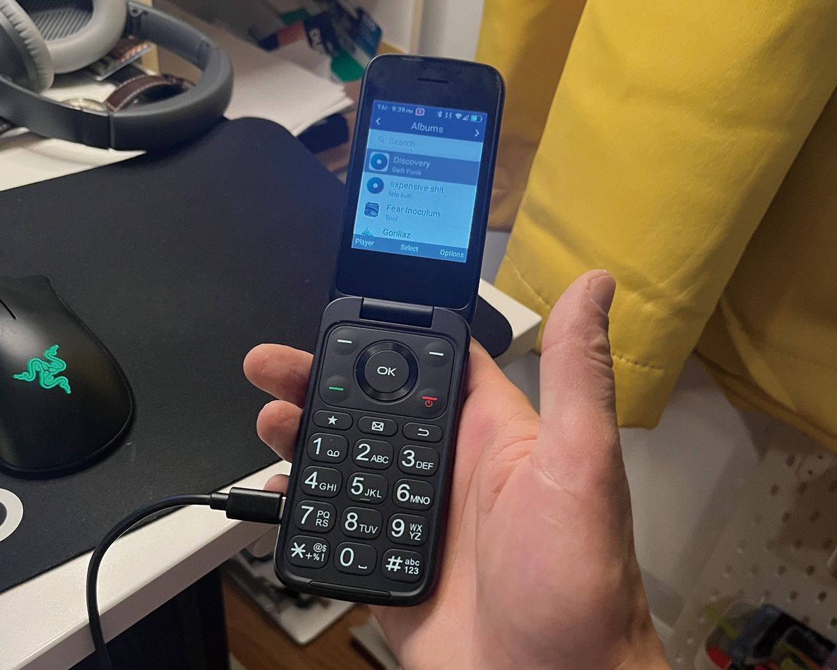 그라카의 TCL 폴더폰.