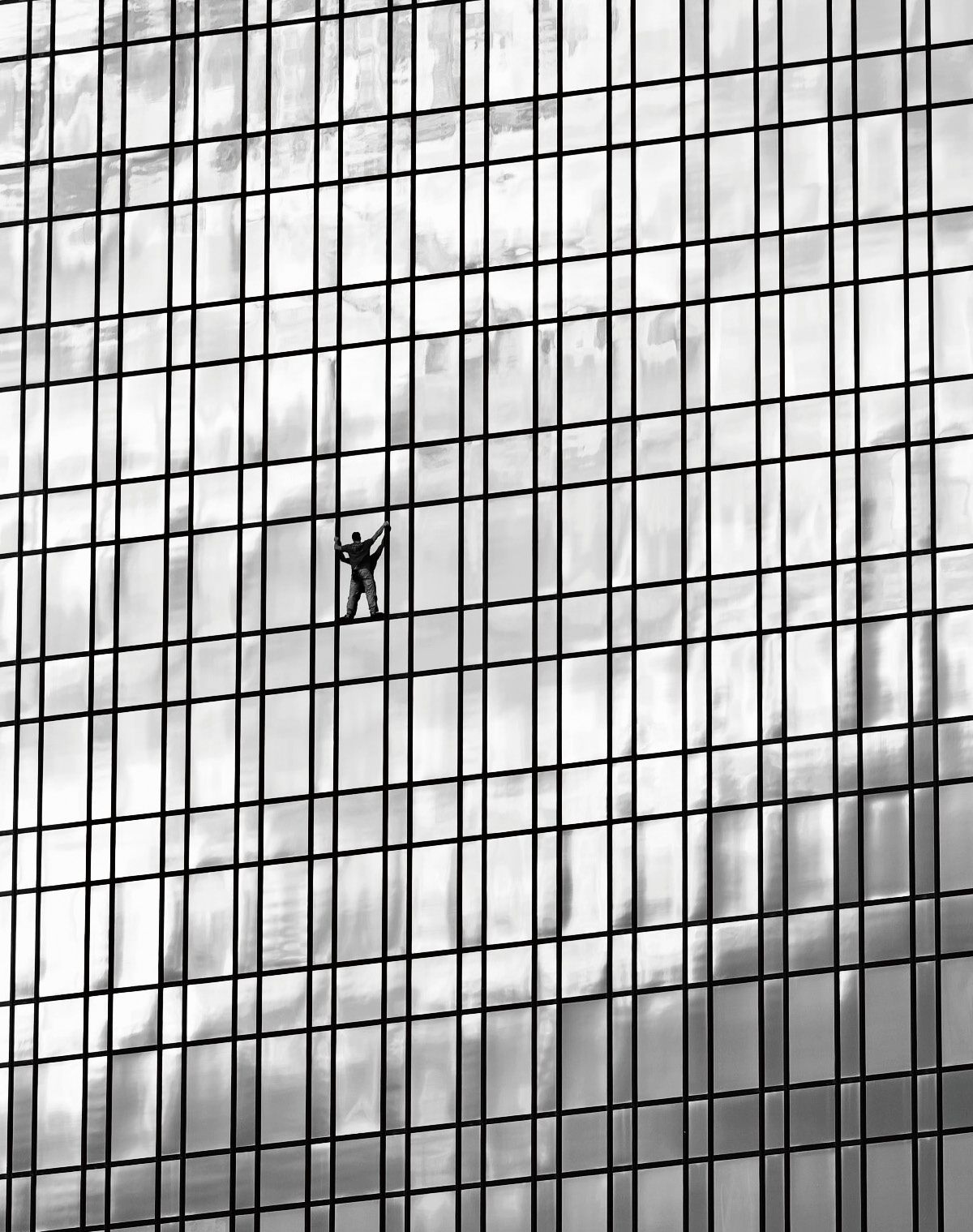 프랑크푸르트 트리아논 빌딩을 오르는 랜도트의 모습.