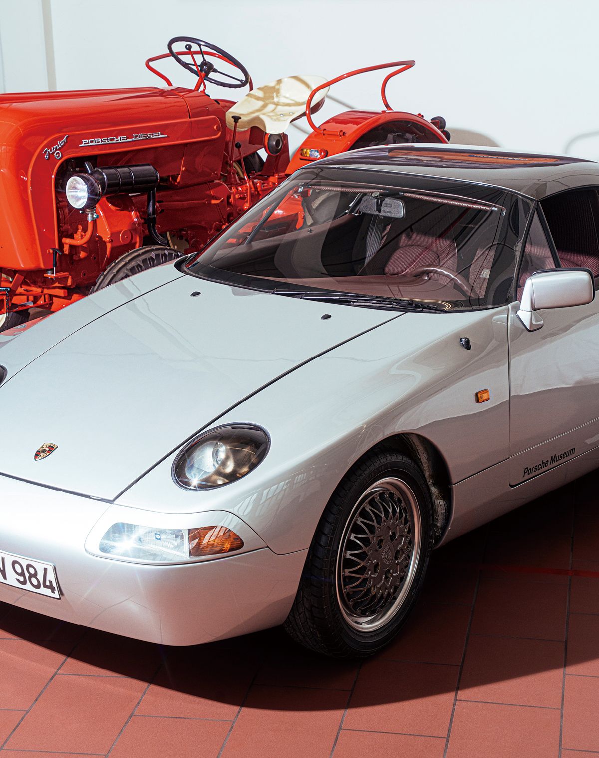 984의 콘셉트는 924 밑의 진입 단계 모델을 만들려던 프로젝트에 기반을 두었다. 해당 프로젝트 개발은 시트부터 시작되었으나 1987년 주식 시장 폭락 이후 사장되었다. 트랙터를 제작하던 스포츠카 회사는 람보르기니뿐만이 아니었다. 