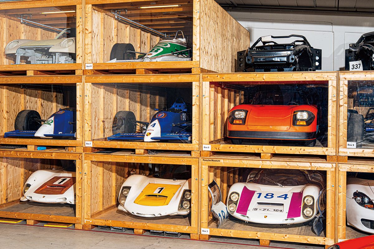 윗줄 왼쪽부터: A 959 스페어 바디, 1987년 말 CART 시리즈에서 사라진 실패작 2708, 911 GT1 스페어 섀시 두 개. 가운뎃줄: 마치 차대에 포르쉐 엔진을 장착한 CART 시절 차량 두 대, 이름이 붙지 않은 디자인 연구작, 포르쉐-마치 차량. 아랫줄: 1967년과 1968년 유러피언 힐 클라임 챔피언십에서 우승한 910/8 버그스파이더 초기 변종, 페르디난트 피에히가 R&D 총괄을 맡았던 시절 처음으로 선보인 레이싱 카 906 롱테일, 내구 레이싱용으로 만든 6기통 910/6. 후에 917이 됨, 카레라 GT 프로토타입.