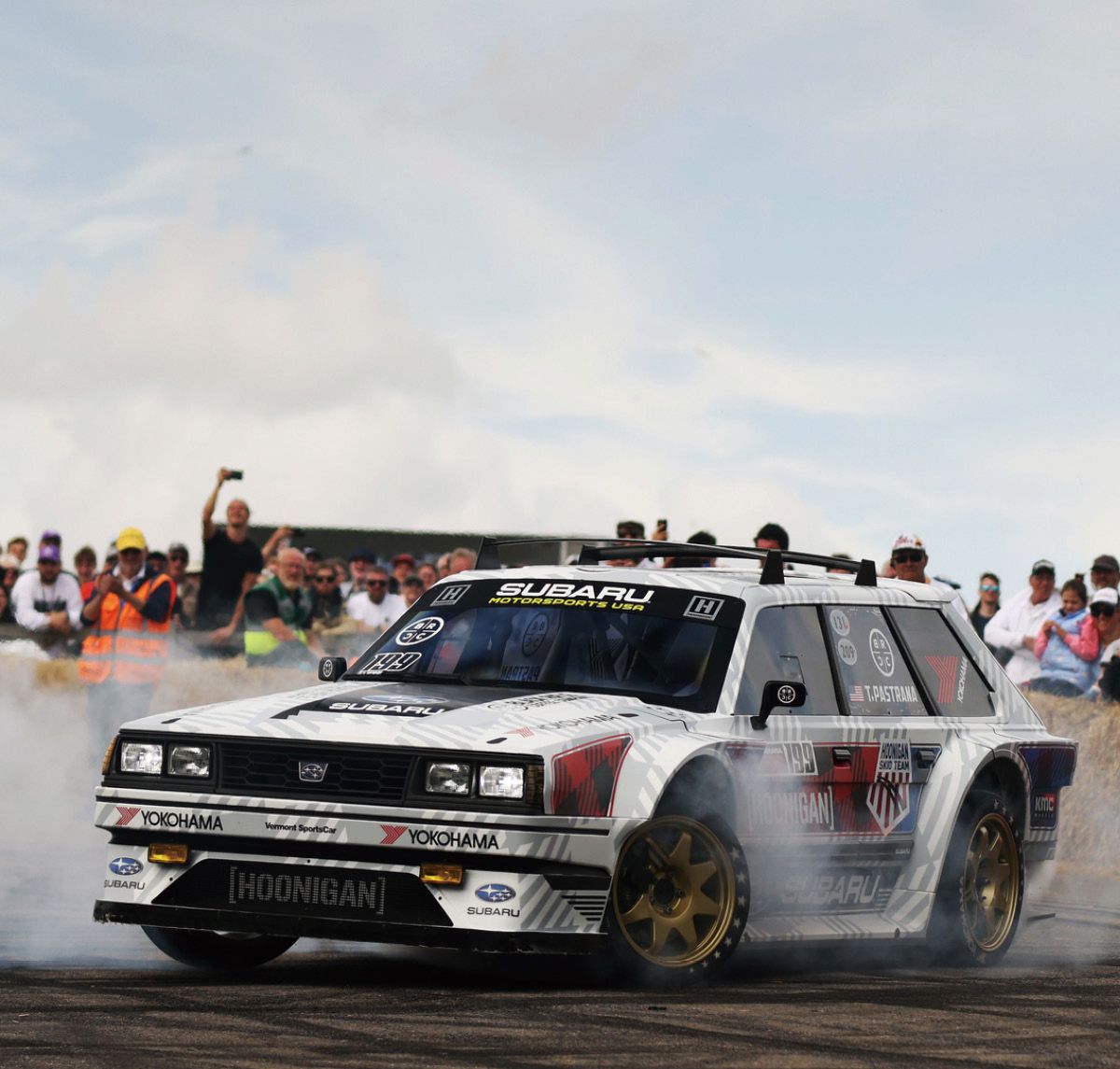 레이싱 중인 파스트라나의 차 바퀴에서 연기가 나고 있다. 