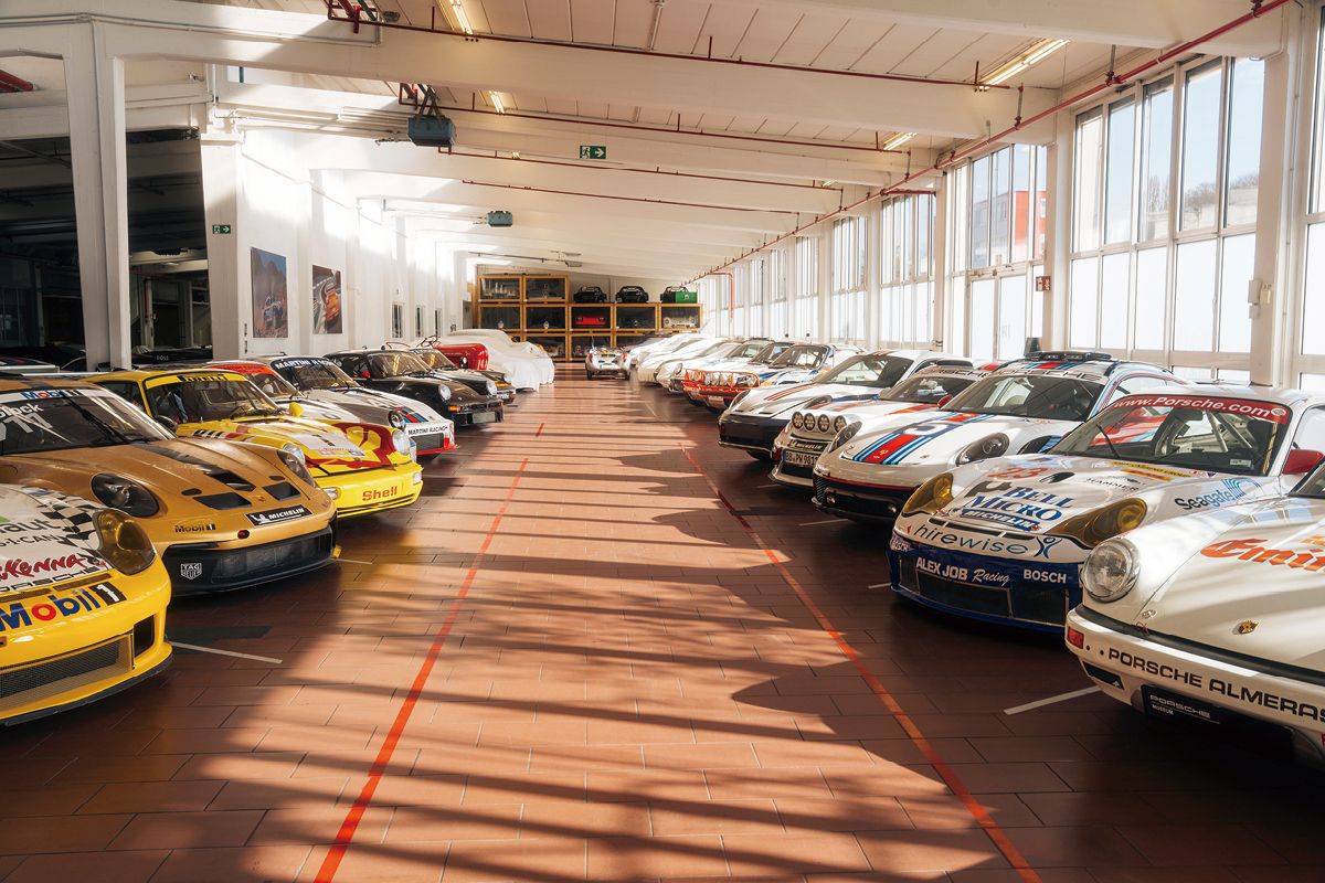 포르쉐는 로드 레이싱(좌측 차량들)과 랠리(우측 차량들)에서 모두 승리했다.