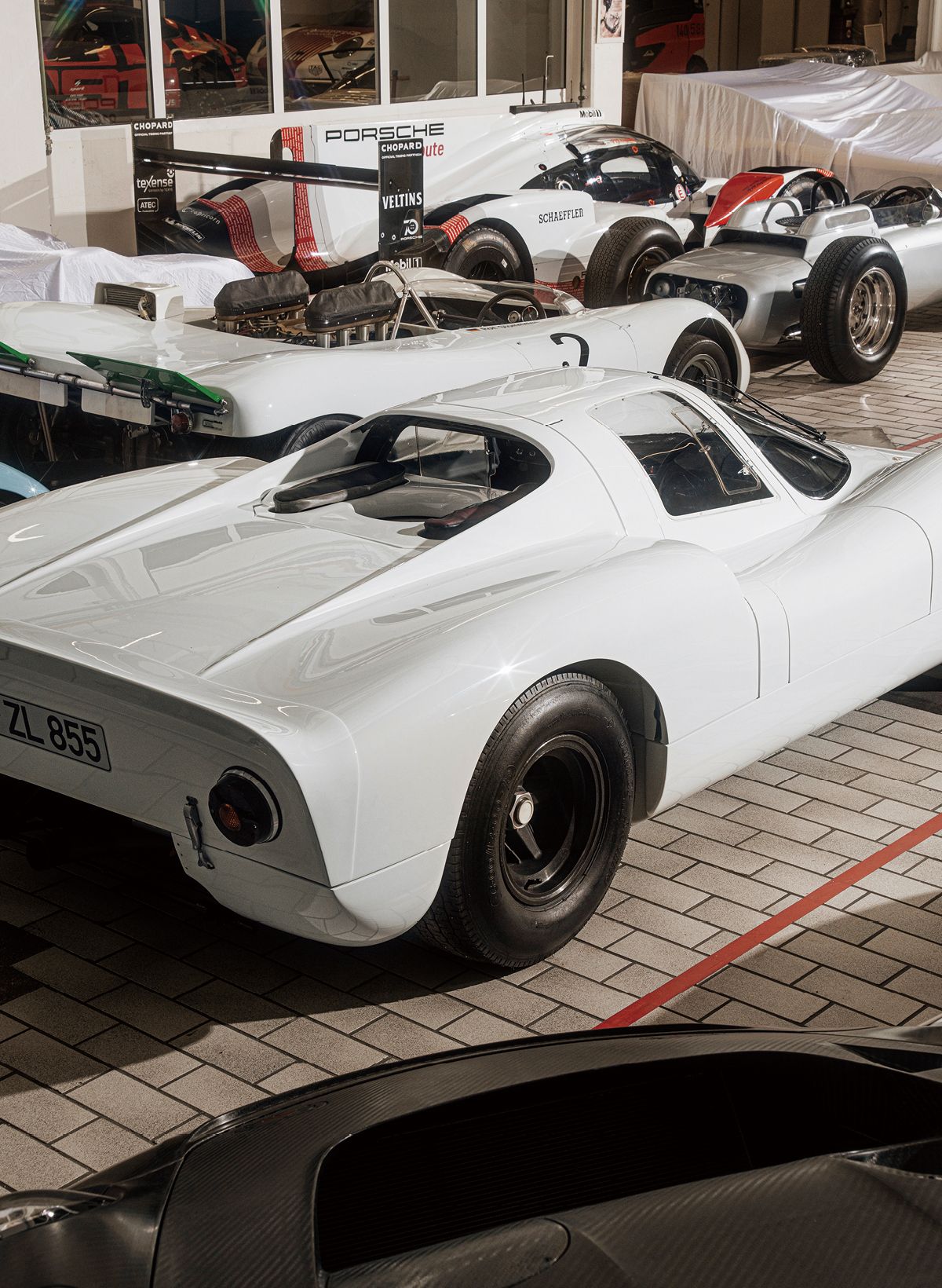 위에서부터 시계 방향으로: 르망에서 세 번 연속 우승한 919 하이브리드 LMP1 레이서. 자매 모델인 919 Evo는 신기록을 여러 번 세웠다. 1962년 포르쉐의 유일한 F1 우승을 가져다준 804. 907 뒷모습. 포르쉐의 레이서 중 가장 가벼운 힐 클라임 카, 909 버그스파이더. 연료 탱크(fuel cell)와 서스펜션 스프링에 티타늄을 사용했다.