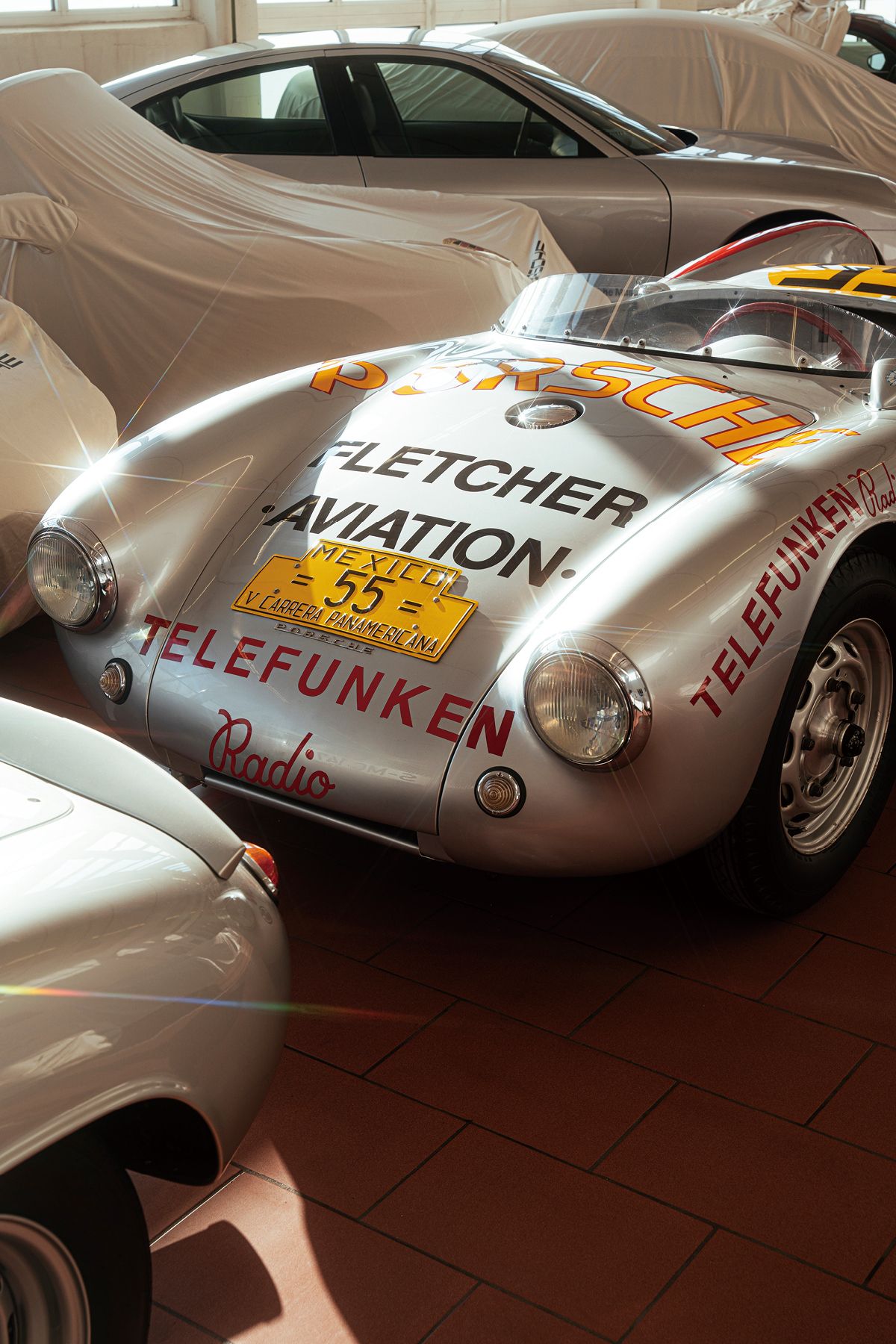 550 스파이더는 1954년에 열린 마지막 카레라 판아메리카나 레이스에서 클래스 우승을 거뒀다. ‘카레라’ 엔진을 단 일반 차량이 이후에 출시되었고, 이를 기리는 의미로 ‘카레라’라는 이름이 붙었다.