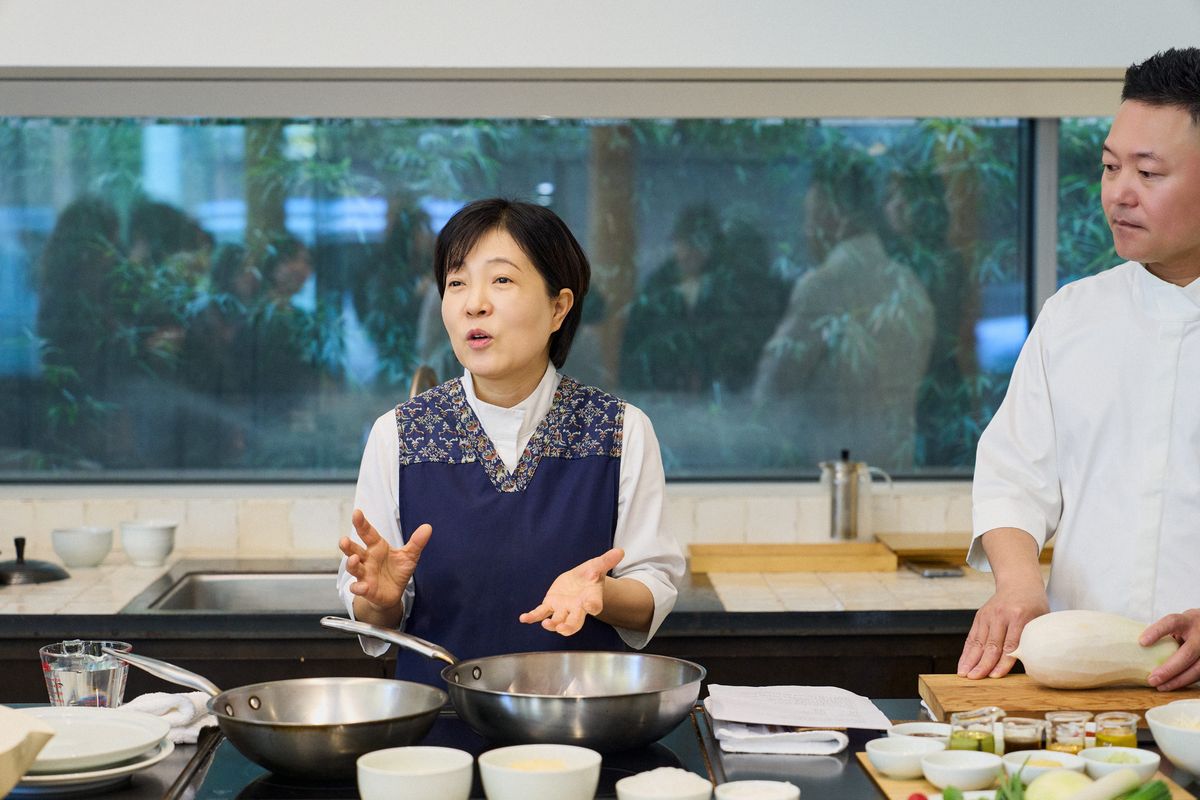 에어비앤비 온지음 다이닝 체험을 진행하는 조은희 온지음 헤드 셰프/ 출처 : 에어비앤비