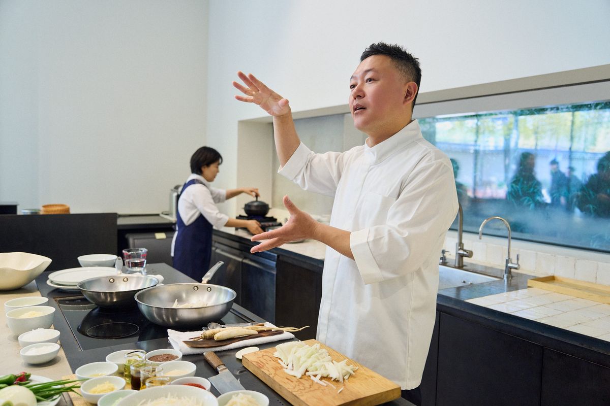 에어비앤비 온지음 다이닝 체험을 진행하는 박성배 온지음 헤드 셰프/ 출처 : 에어비앤비