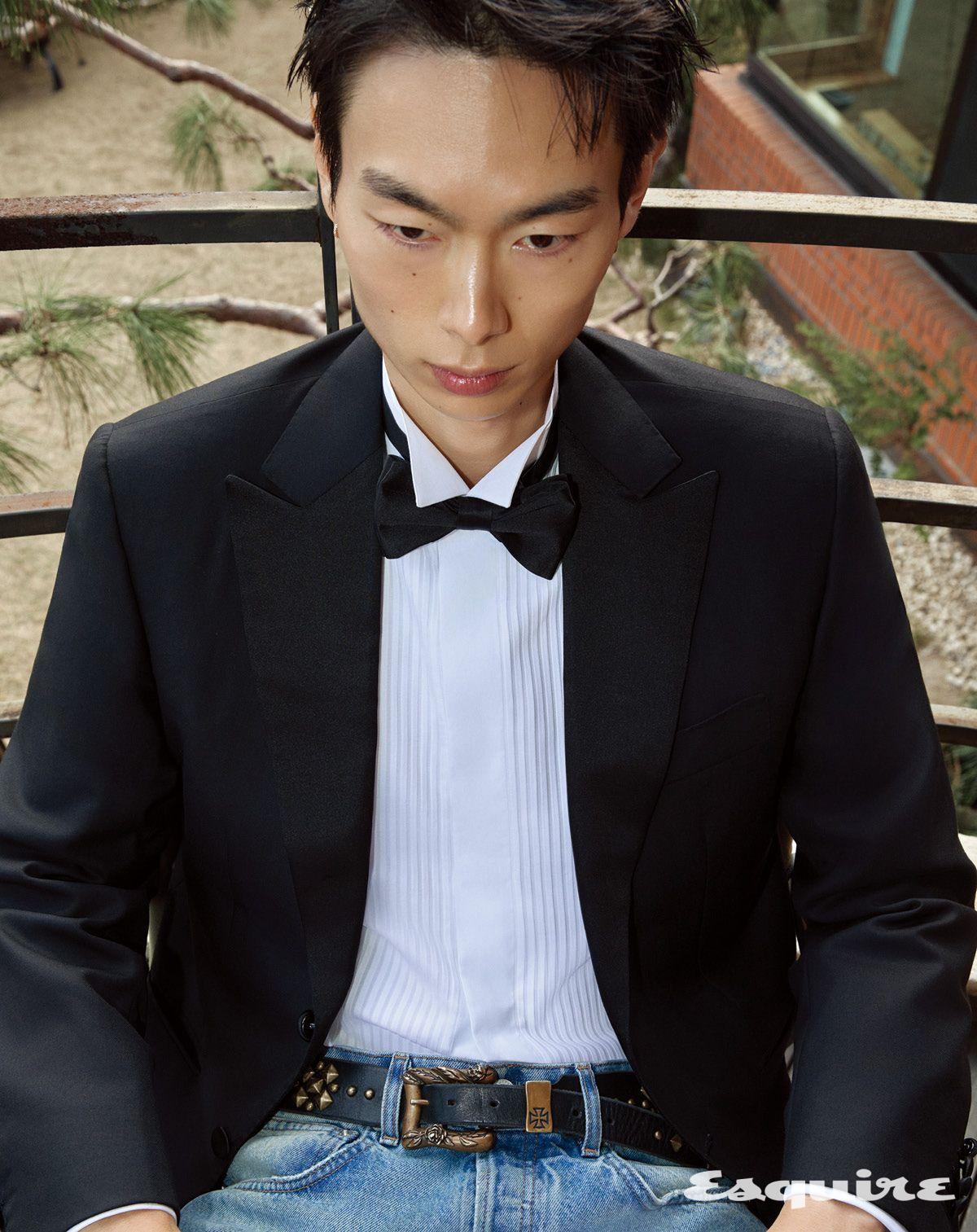 싱글브레스티드 재킷 1440만원, 코튼 셔츠 83만원, 보타이 28만원 모두 키톤. 데님 팬츠, 텍사스 세레나데 벨트 모두 가격 미정 앙팡 리쉬 데프리메.