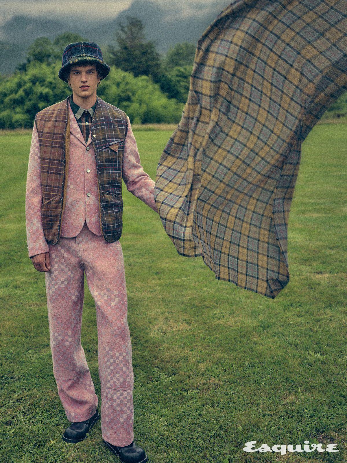 베스트 폴 스미스 x 바버. 재킷, 팬츠 모두 루이 비통. 셔츠, 해트, 블랭킷 모두 바버.