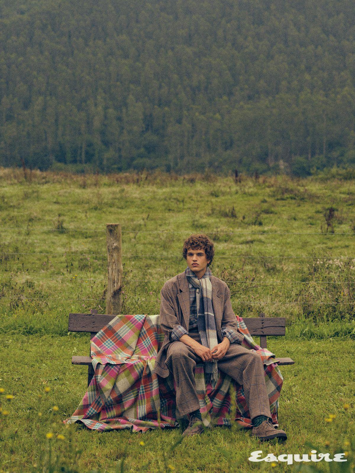 재킷, 팬츠, 스니커즈 모두 조르지오 아르마니. 셔츠 미르토. 스카프 바버. 블랭킷 아브라함 문.