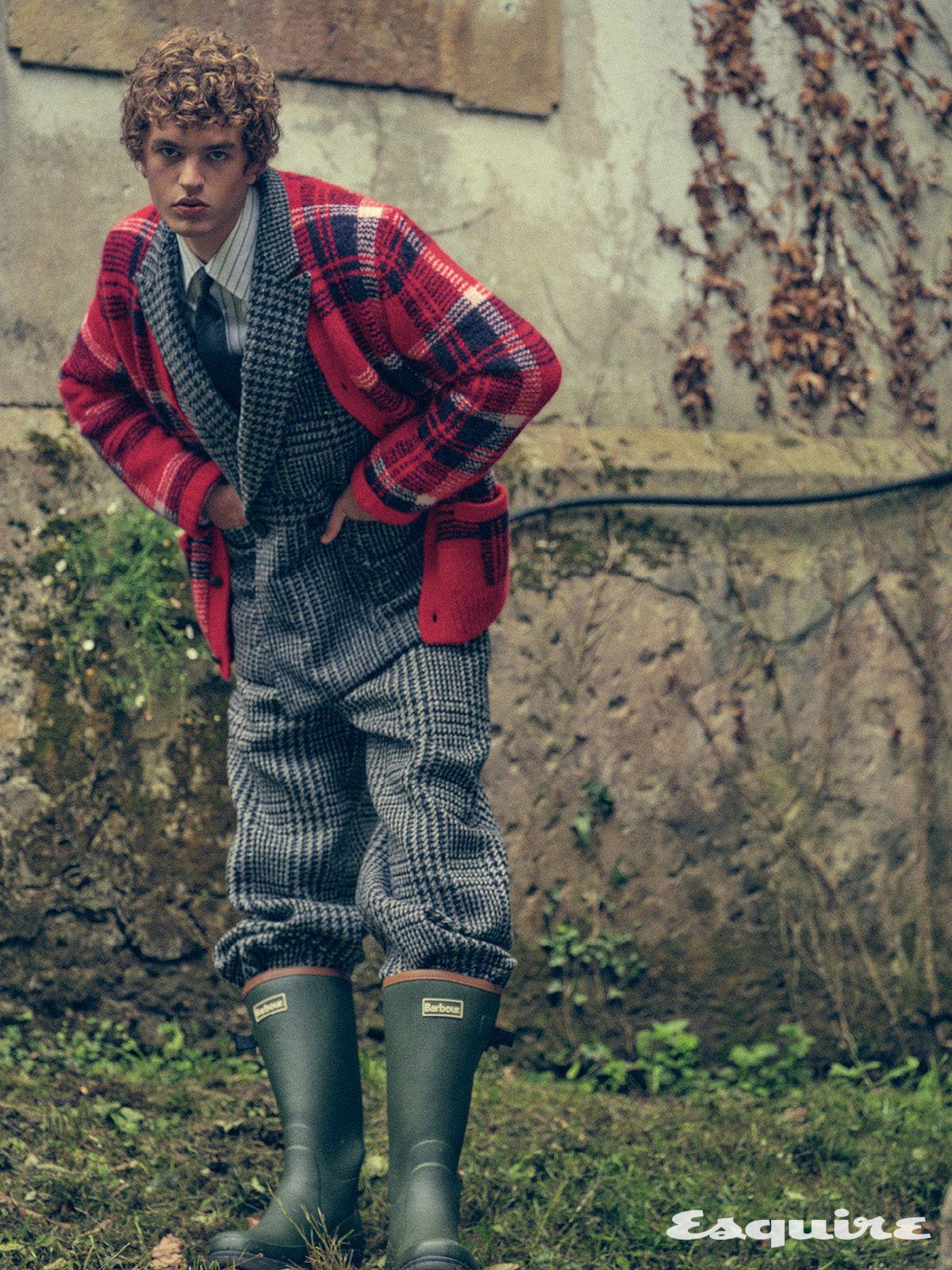 체크 카디건 폴로 랄프 로렌. 더블브레스티드 재킷, 스트라이프 셔츠, 팬츠 모두 제냐. 레인부츠 바버. 타이 루이 비통.