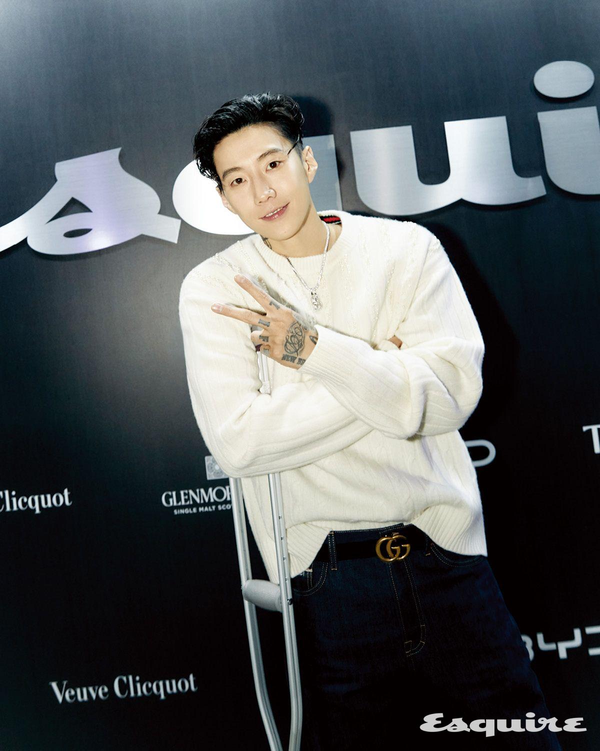 2017년 7월호로 에스콰이어 첫 커버를 장식했던 박재범. 의리 있는 그의 등장으로 밤의 열기는 더욱 달아올랐다. 