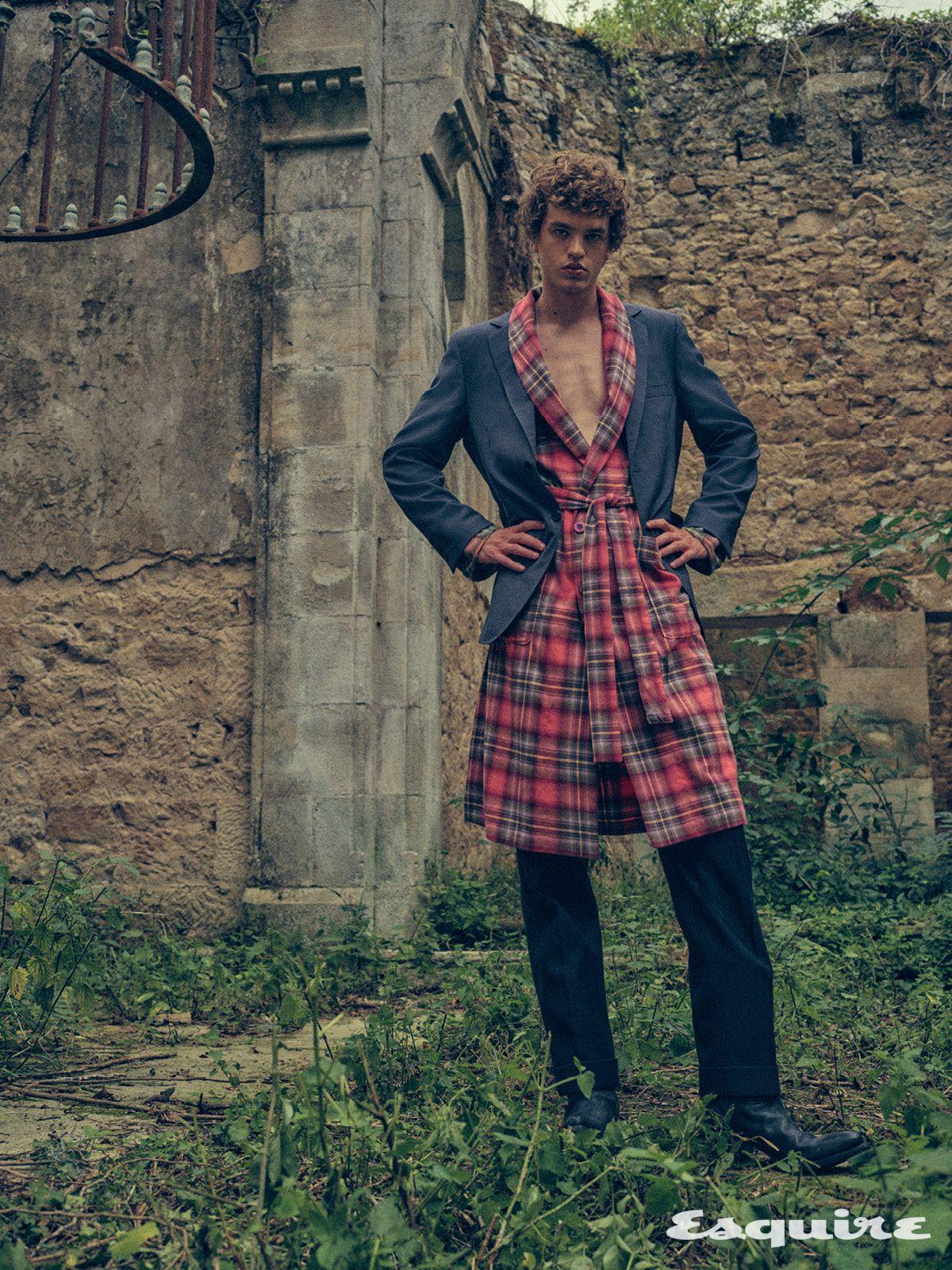 재킷, 알파카 체크 로브, 팬츠, 부츠 모두 프라다.