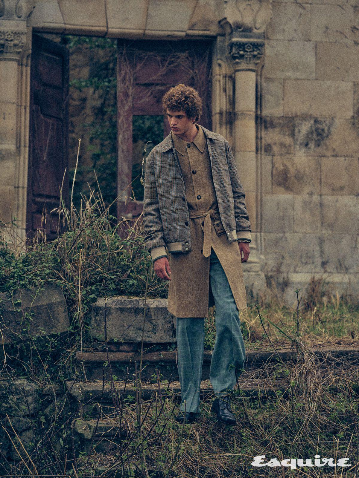 보머 재킷 페델리. 트렌치코트 폴로 랄프 로렌. 팬츠 미르토. 레이스업 슈즈 펜디.