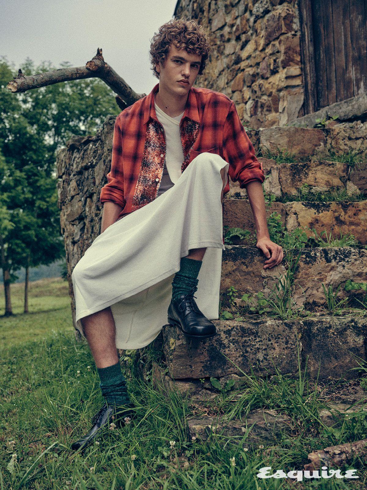 스팽글 셔츠 블루마블. 롱 드레스 마리아노. 삭스 벌링턴. 레이스업 슈즈 펜디. 