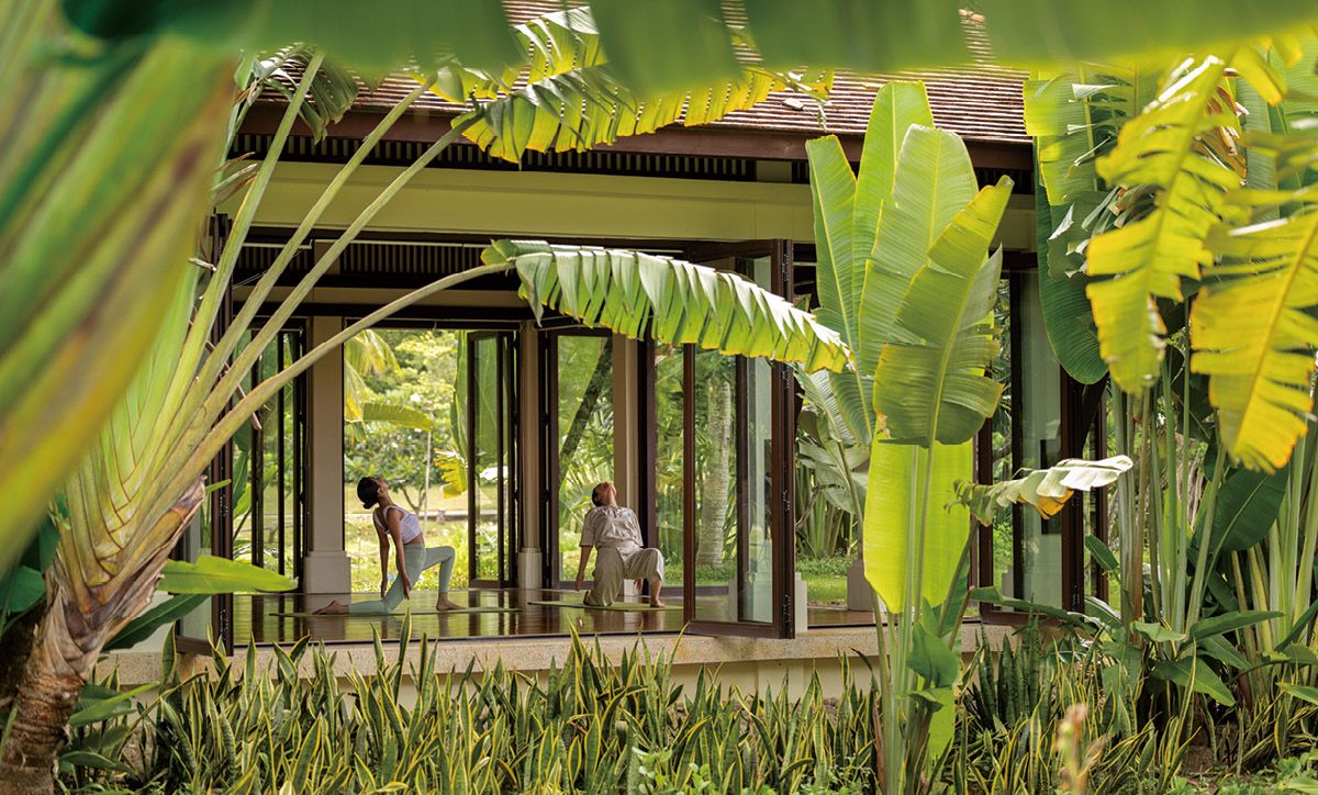 반얀트리 랑코의 요가 파빌리온에서 진행되는 운동 클래스. 