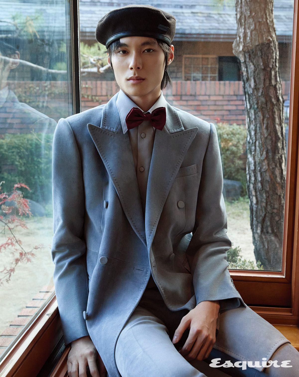 스웨이드 코트 425만원, 팬츠 179만원 모두 김서룡. 셔츠 가격 미정 구찌. 울 베레모 가격 미정 엠포리오 아르마니. 보타이 28만원 키톤.