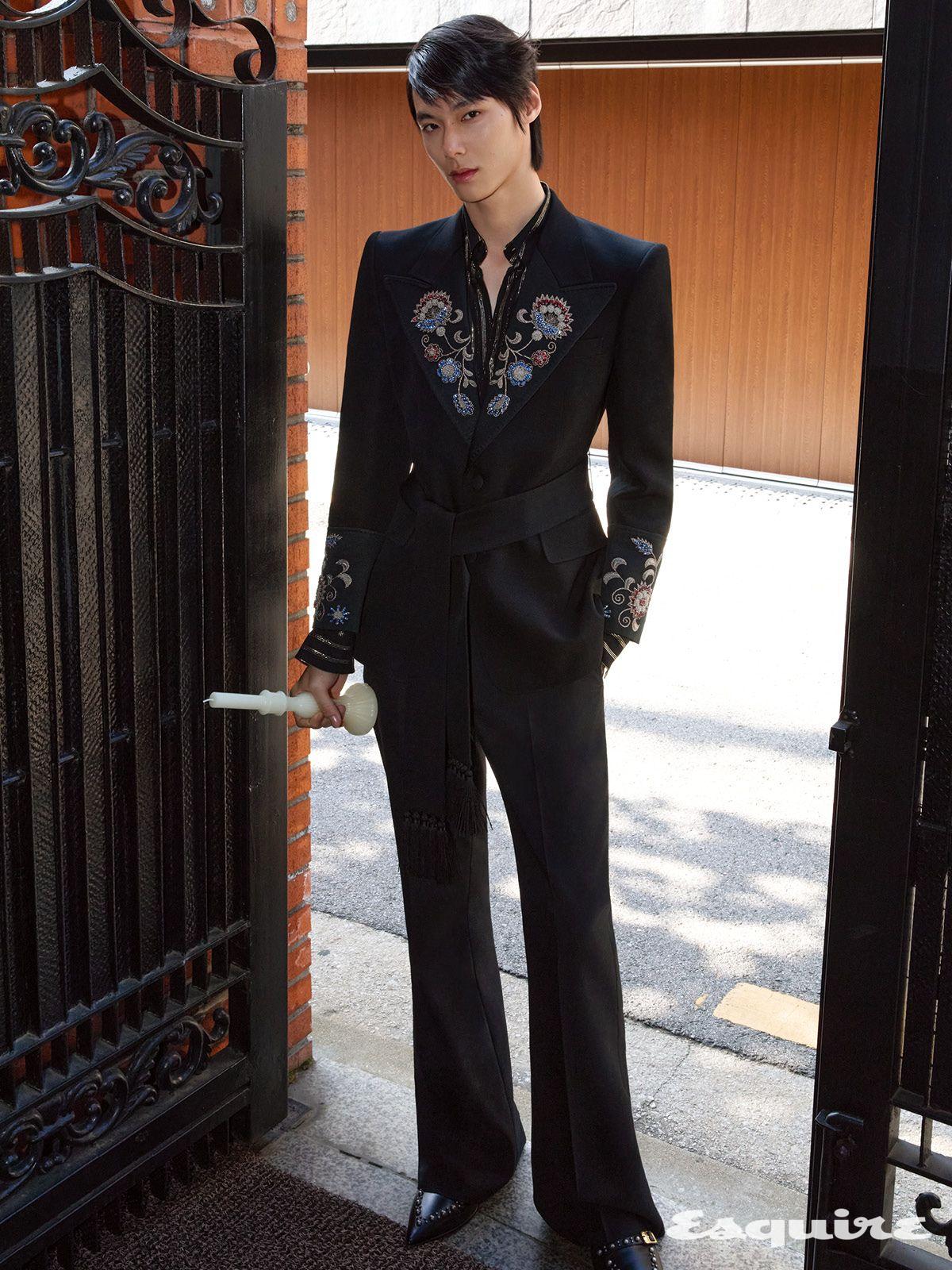 주얼 장식 엠브로이더리 재킷, 실크 셔츠, 팬츠 모두 가격 미정 발렌티노. 카프스킨 더비 슈즈 가격 미정 발렌티노 가라바니.