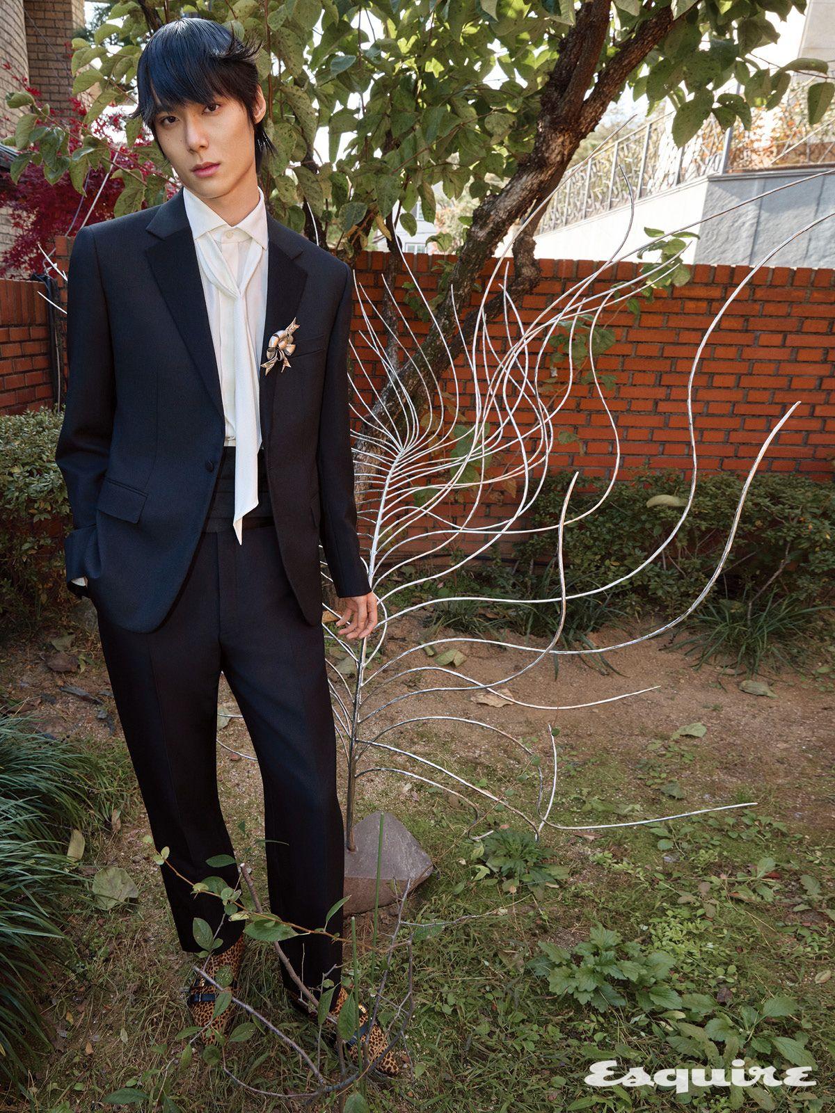 싱글브레스티드 슈트, 셔츠, 실크 스카프 모두 가격 미정 로로피아나. 앵클 부츠 가격 미정 발렌티노 가라바니. 보 브로치 가격 미정 디올 맨. 커머번드 78만원 키톤.