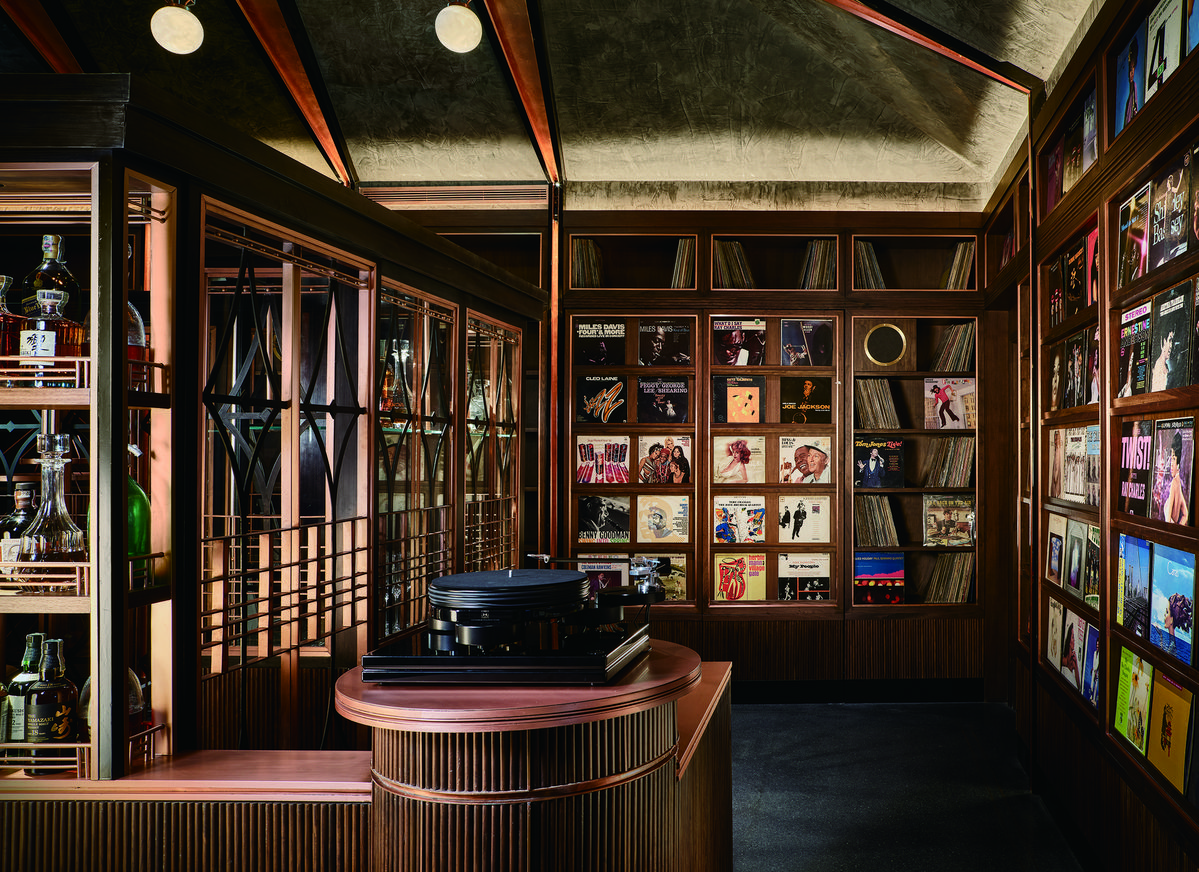 빈티지 레코드바를 테마로 한 스피크이지 바 래넌스이 입구.