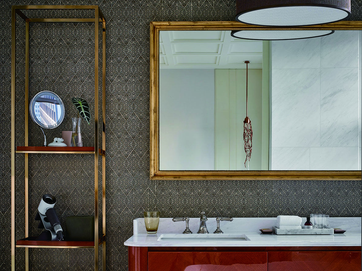 방콕의 전통과 현대적 세련미를 조화롭게 담아낸 디럭스 룸의 인테리어/