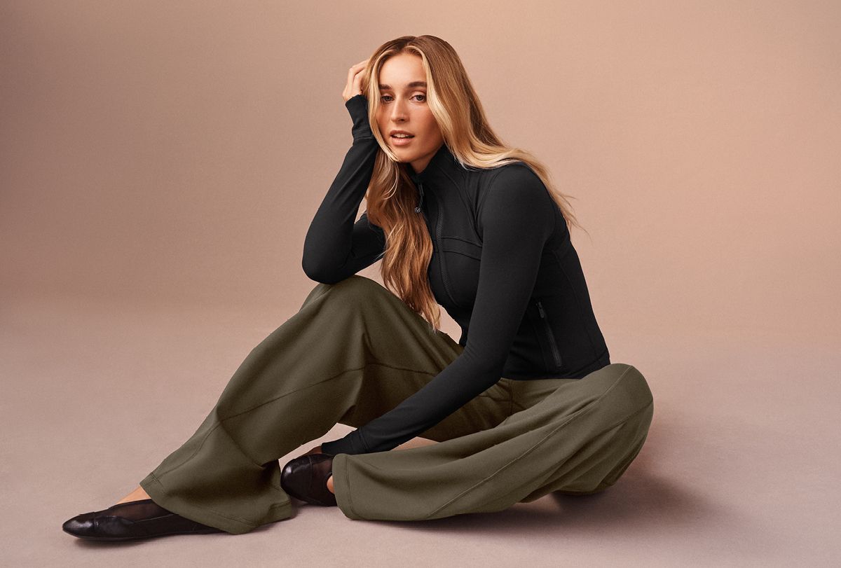 룰루레몬의 대표 아이템을 스페셜 컬러로 만날 수 있는 홀리데이 캠페인 이미지.