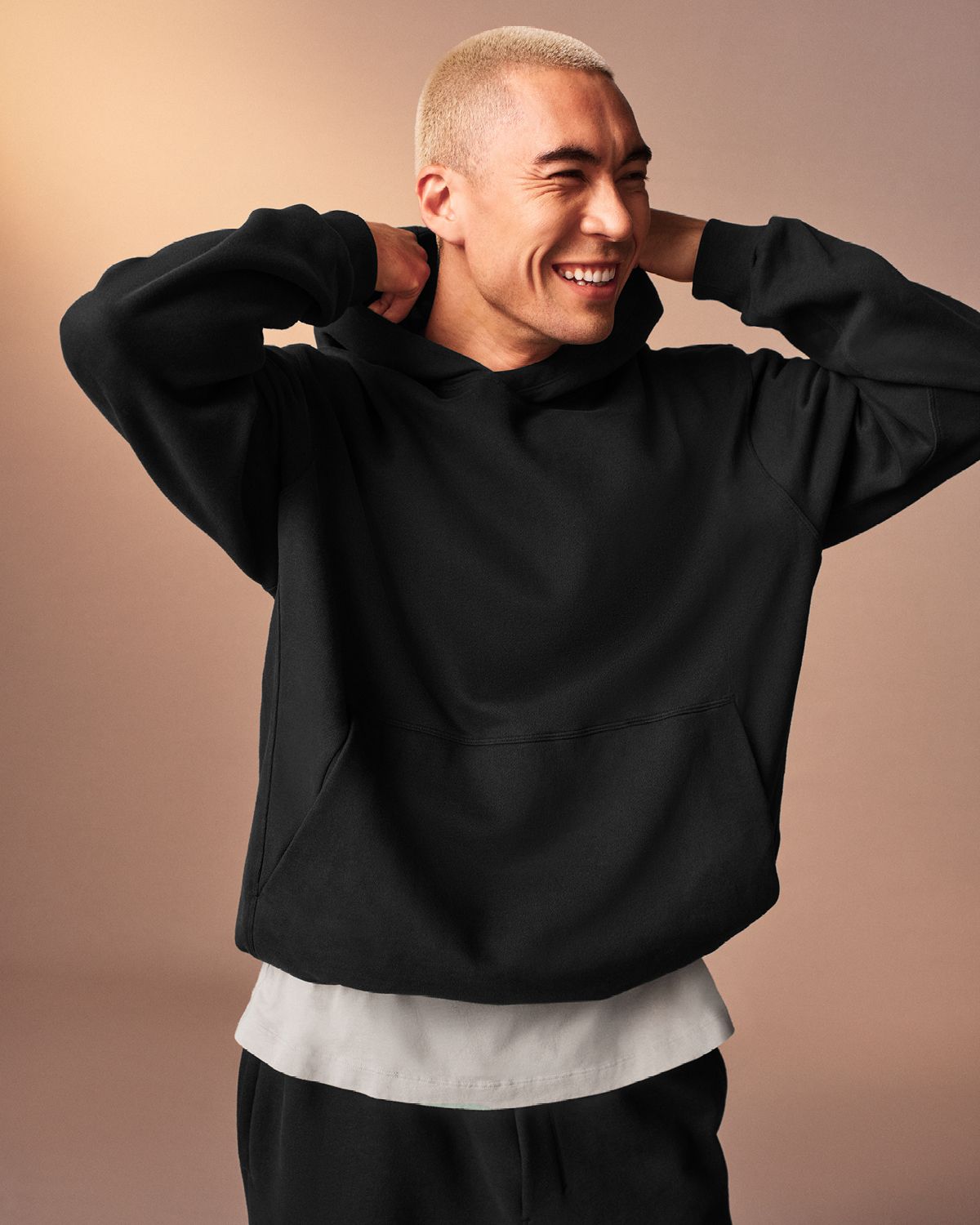 룰루레몬의 대표 아이템을 스페셜 컬러로 만날 수 있는 홀리데이 캠페인 이미지.