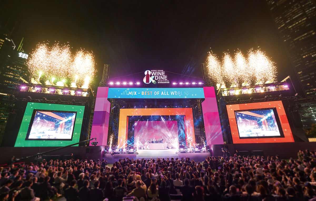 미쉐린 스타 셰프가 만든 음식, 엄선된 와인 리스트, 끊이지 않고 이어지는 공연과 함께라면 부러울 것이 없다.