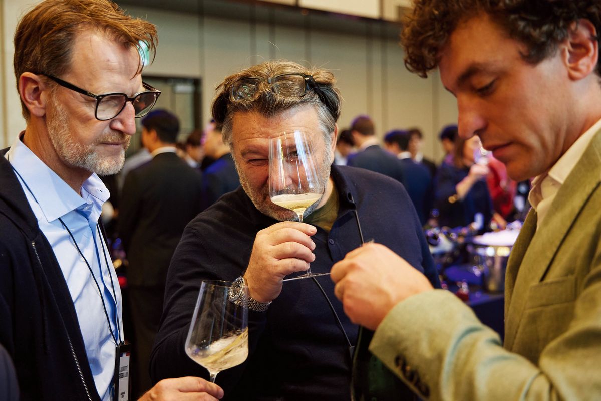 잔을 들어 장난 치고 있는 프레데릭 사바르. 포도가 가진 구조적 긴장감을 극대화하는 프레데릭 사바르 역시 비오디나믹 농법 생산자로 유명하다. 