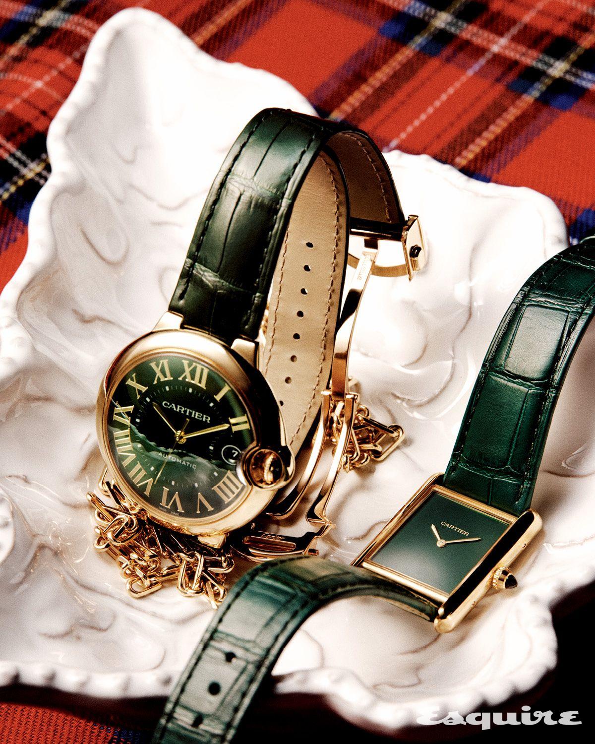 옐로 골드 케이스에 그린 다이얼을 매치한 발롱 블루 드 까르띠에 워치, 탱크 루이 까르띠에 미디엄 워치, 산토스 드 까르띠에 네크리스 모두 가격 미정 까르띠에.