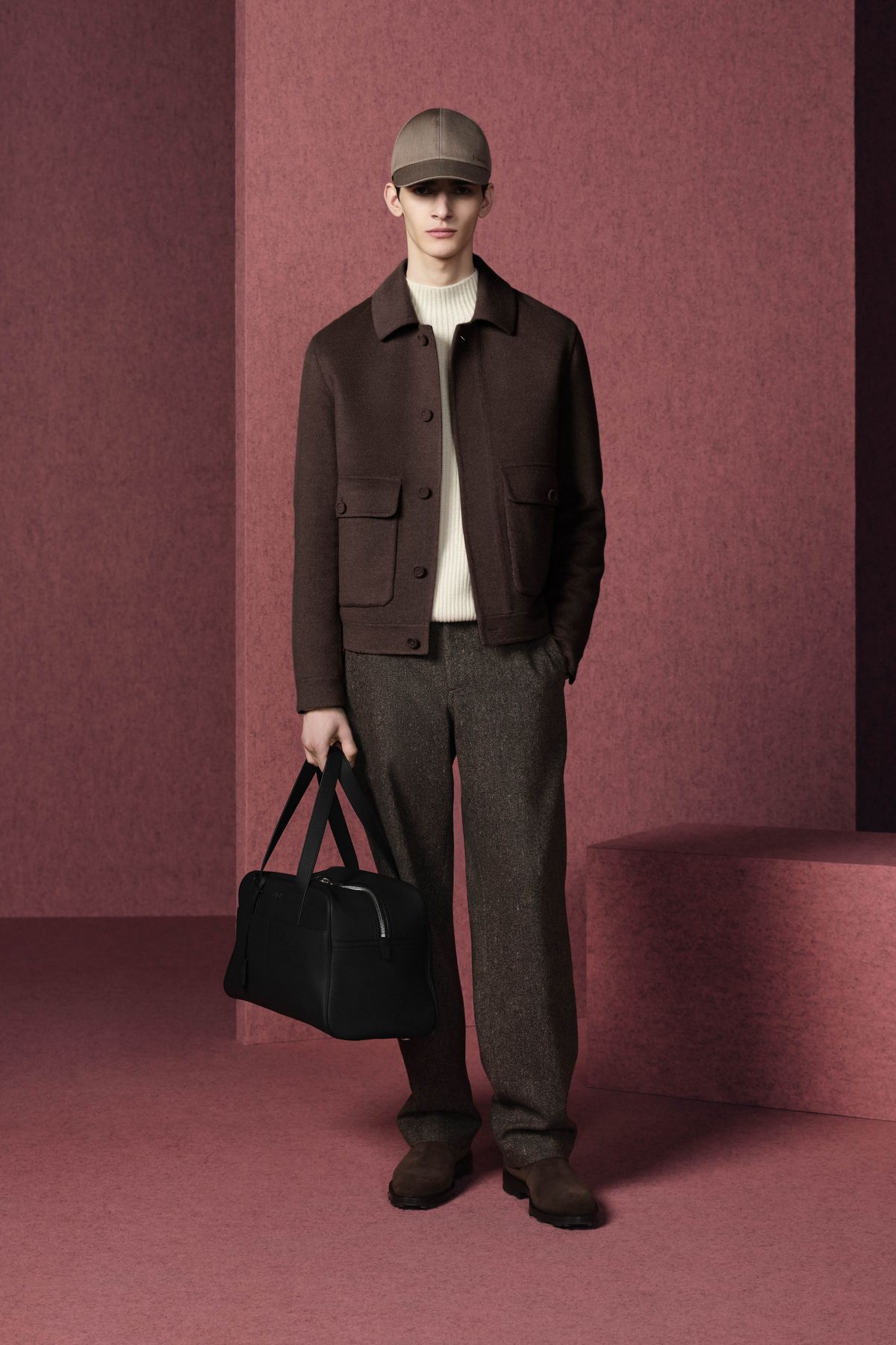 재킷, 캐시미어 스웨터, 울 팬츠, 디올 리젠시 더비 슈즈, 캡, 디올 프리베 위켄더백 모두 가격 미정 디올 맨.